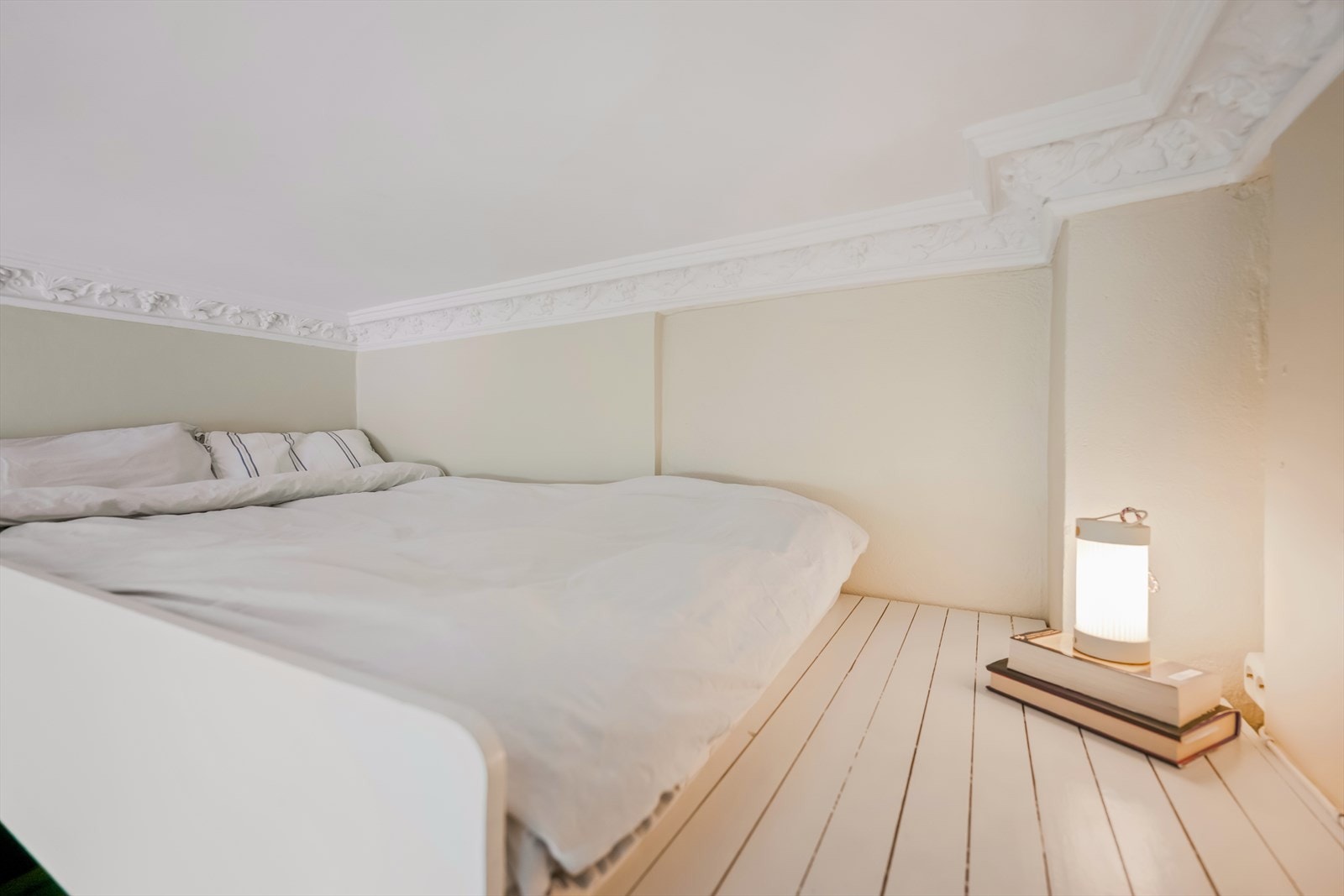 Det bemerkes at hems ikke fremgår av de byggemeldte tegningene og er ikke godkjent av kommunen. På grunn av lav takhøyde vil den ikke kunne bli godkjent. Galleribilde