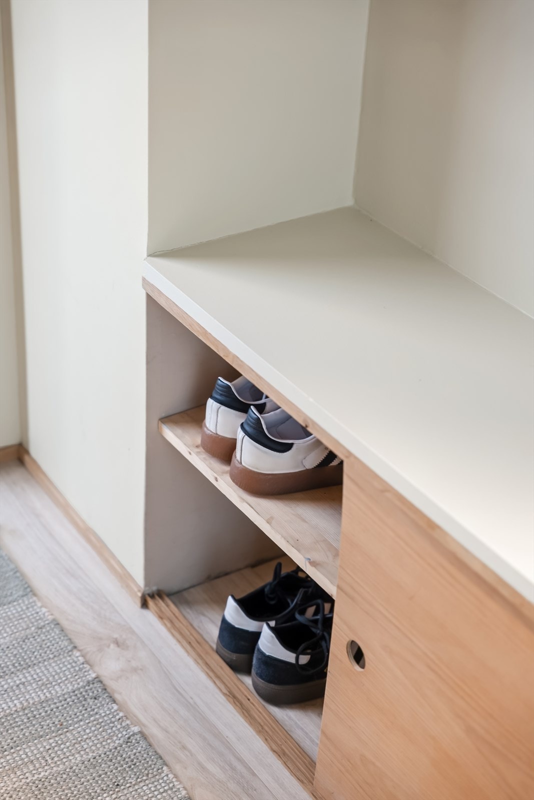 Detalj fra den plassbygde oppbevaringsbenken i entréen. Galleribilde