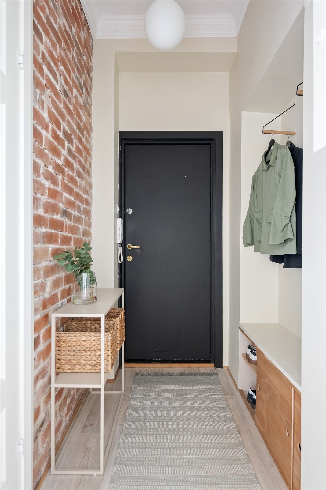 Her får du et godt førsteinntrykk av leiligheten. Velkommen inn! Galleribilde