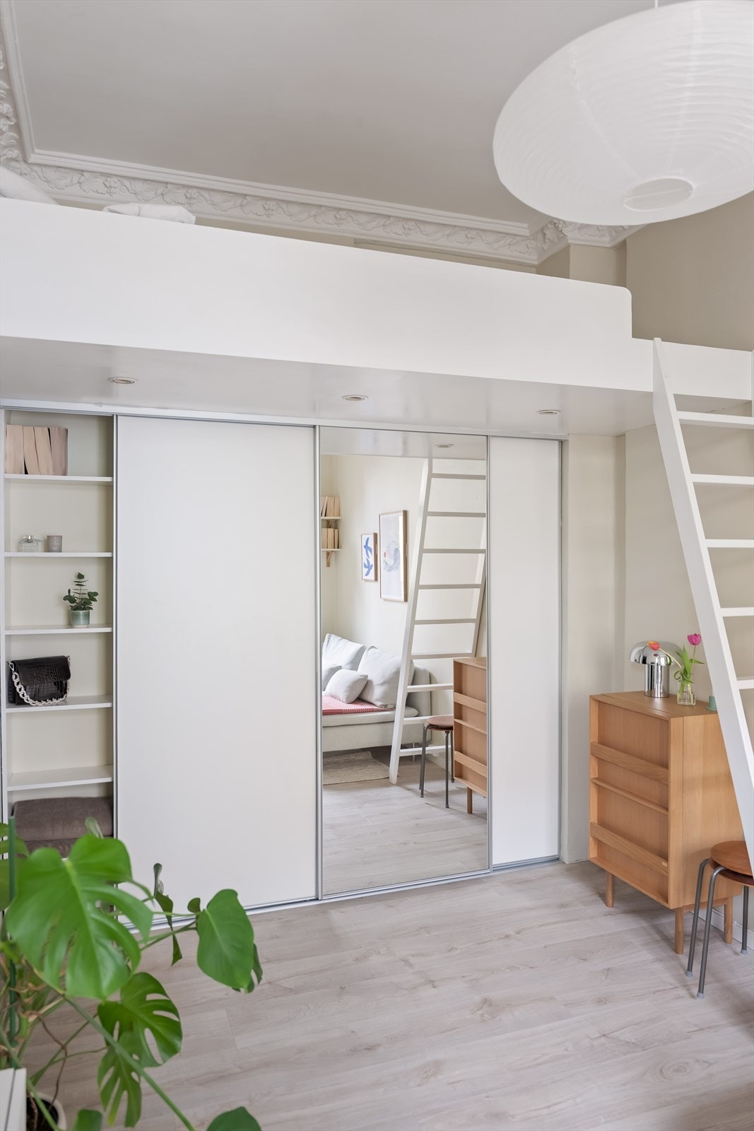 Takhøyden er smart utnyttet med en hemsløsning og en romslig garderobe med skyvedører. Galleribilde