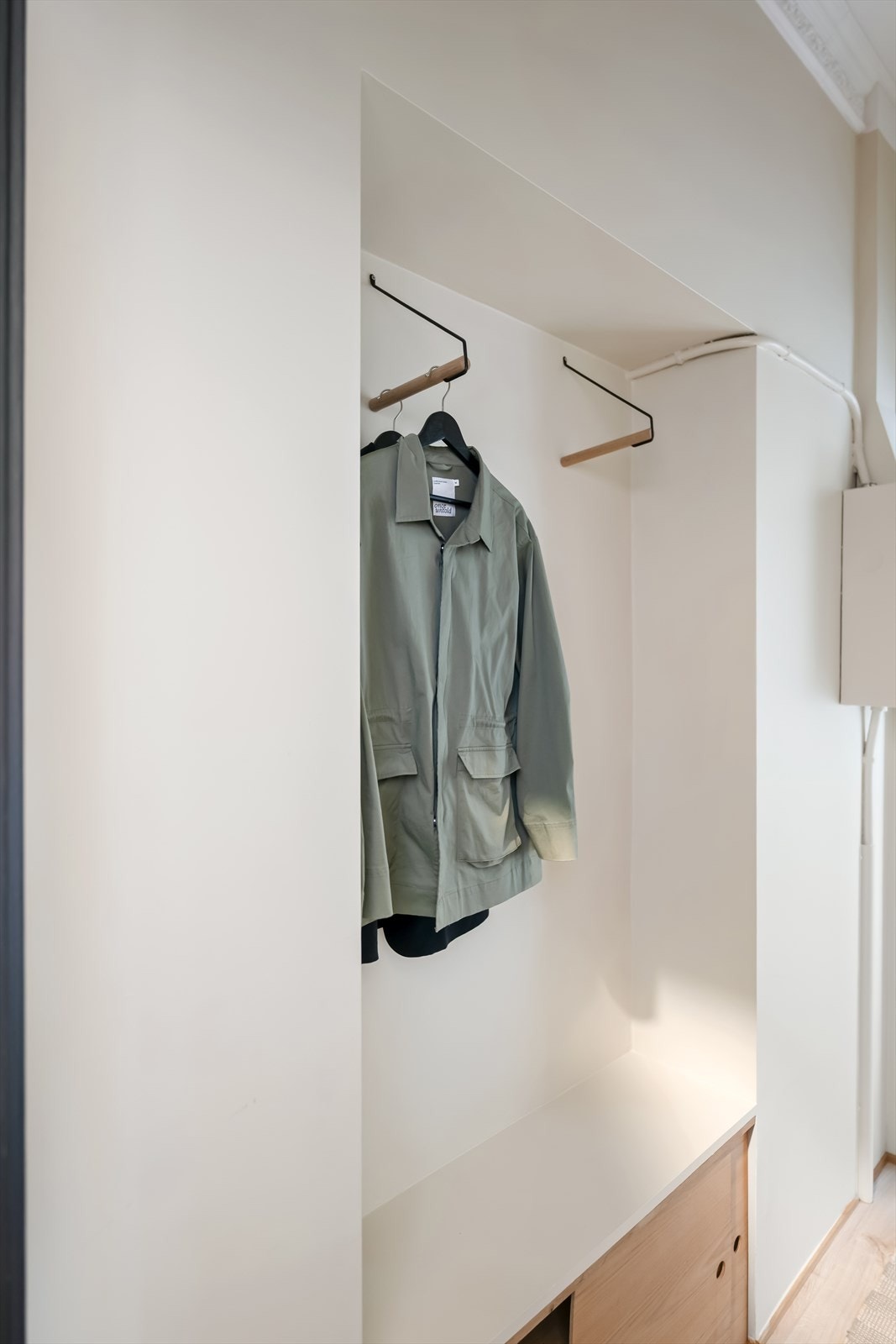 Plassbygde løsninger i entréen gir praktisk oppbevaring for yttertøy og sko. Galleribilde