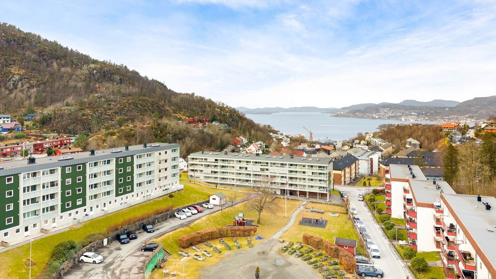 - Ved Oasen senter 9 minutter unna ligger også Fyllingsdalen Terminal, som er et sentralt knutepunkt for en rekke busslinjer - Galleribilde