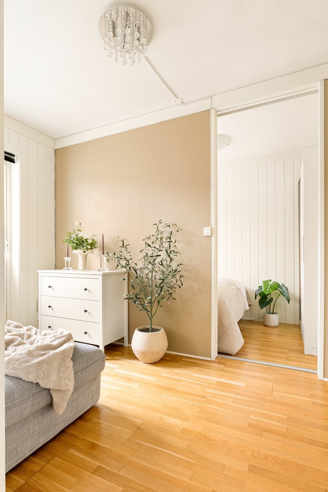 - Mye er inkludert i felleskostnadene, blant annet varmtvann, TV/internett, kommunale avgifter samt renter og avdrag på fellesgjeld, mm. - Galleribilde