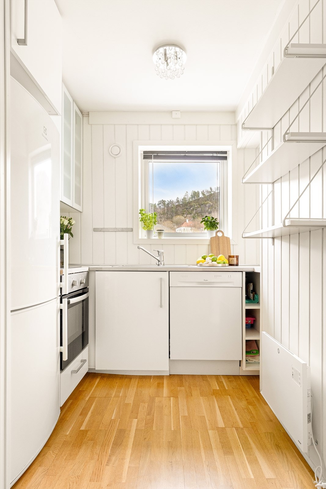 - Praktisk kjøkkeninnredning med slette fronter og benkeplate i laminat - Galleribilde