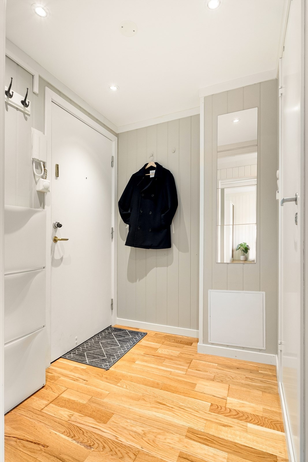 - Entréen er lys og gir et flott, representativt førsteinntrykk av leiligheten - Galleribilde