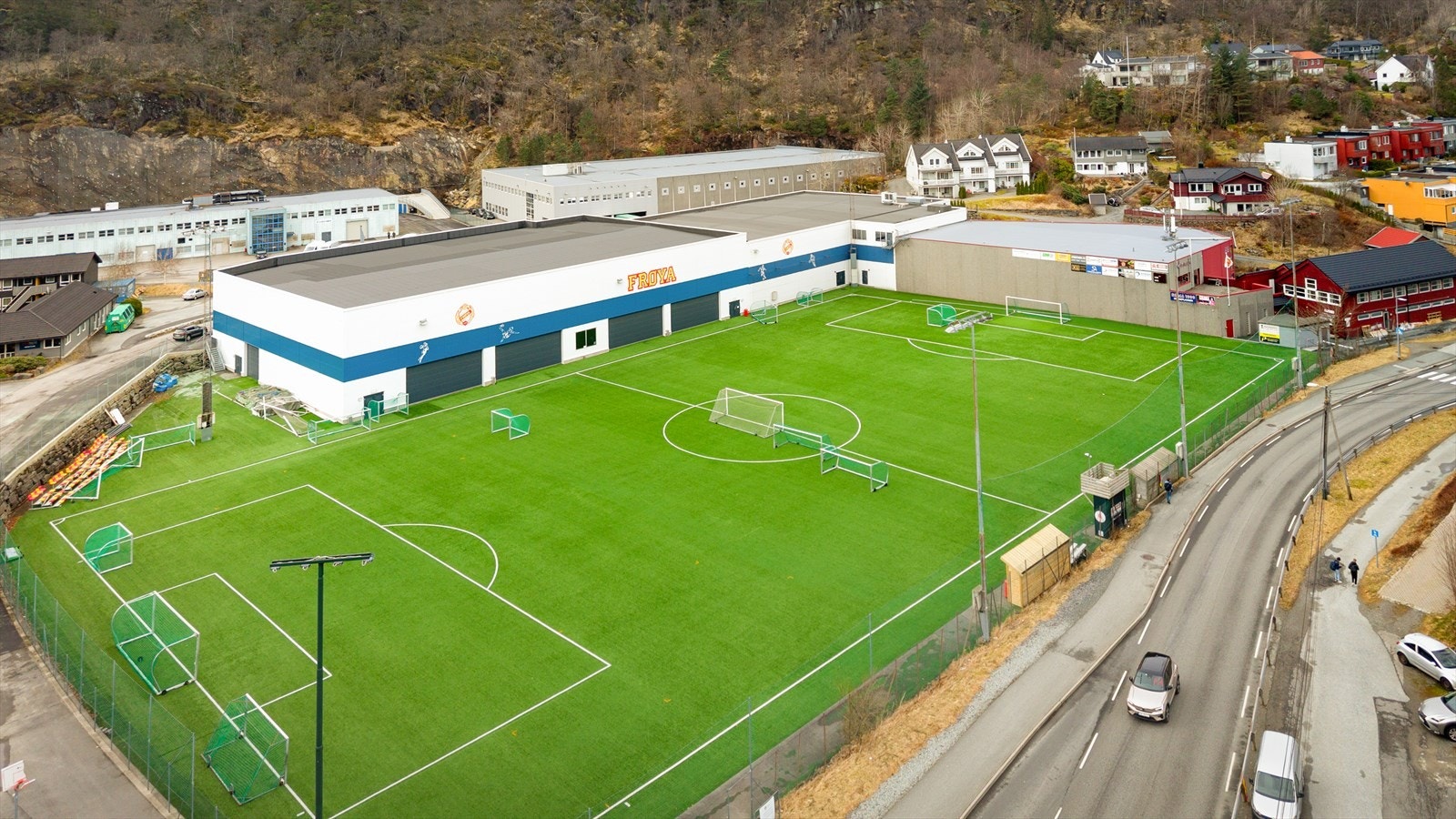 - Idrettsanlegg og fritidstilbud som Frøya arena er også innen kort avstand fra boligen - Galleribilde