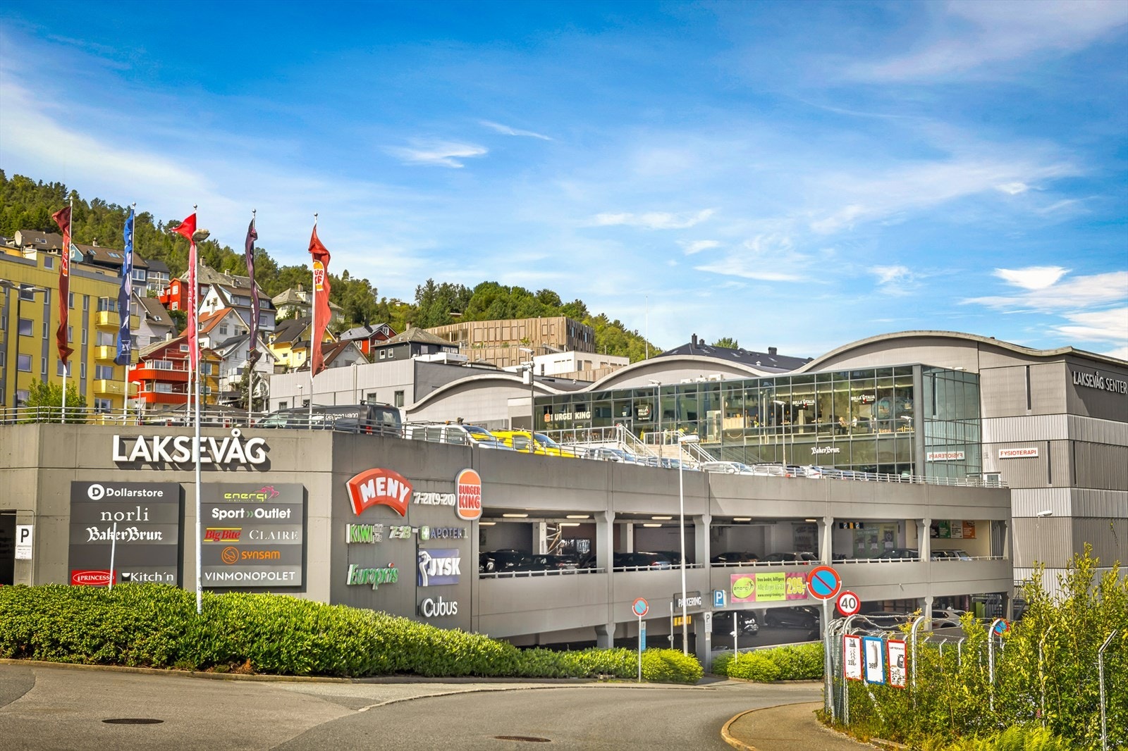 - Fra leiligheten er det en 8 minutters kjøretur til Laksevåg senter - Galleribilde