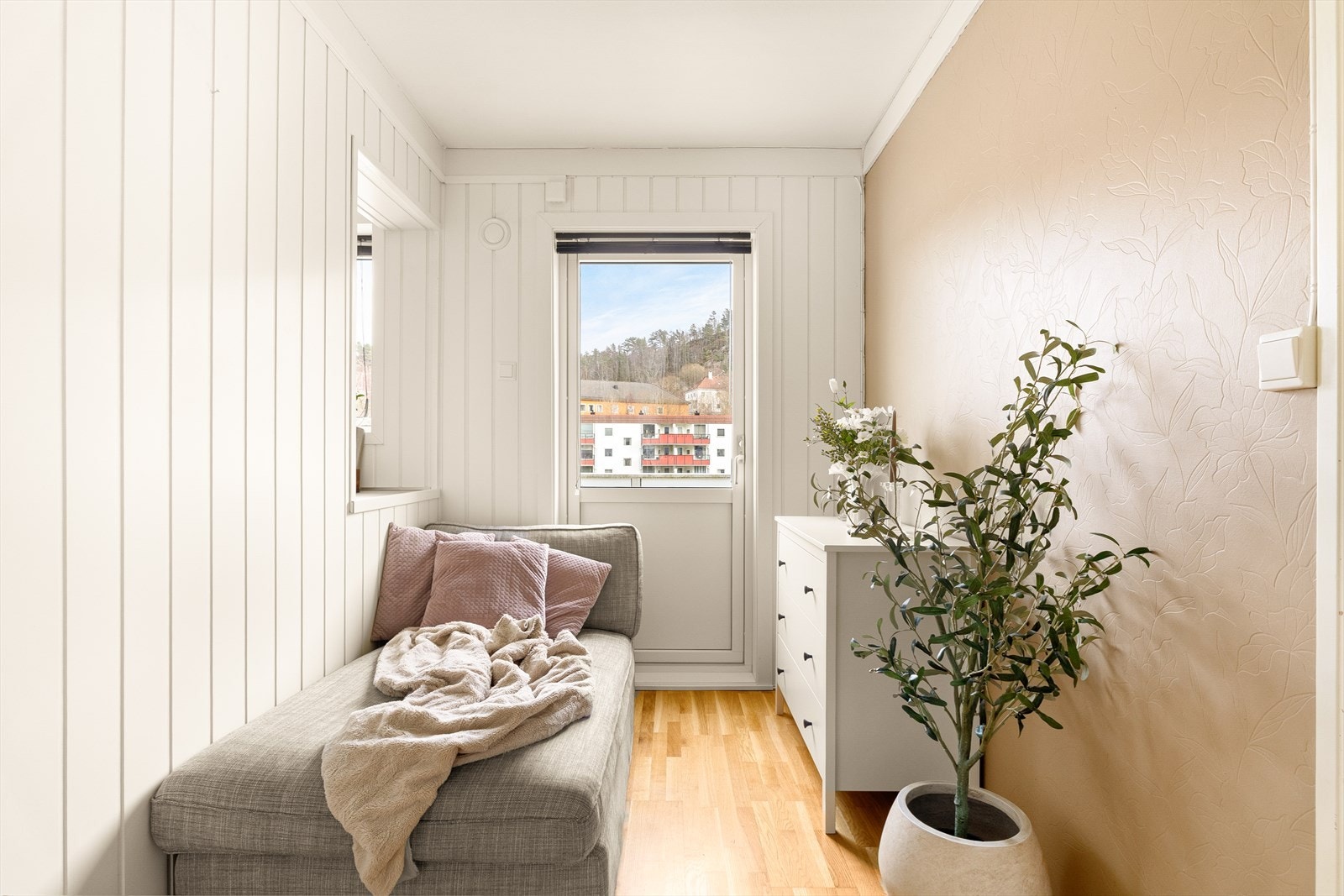 - Gjennomgående lik parkett på gulv skaper et flott helhetlig inntrykk, og en rød tråd gjennom leiligheten - Galleribilde