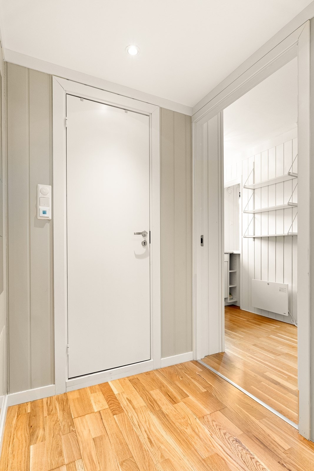 - Leiligheten er malt i tidsriktige farger - Galleribilde