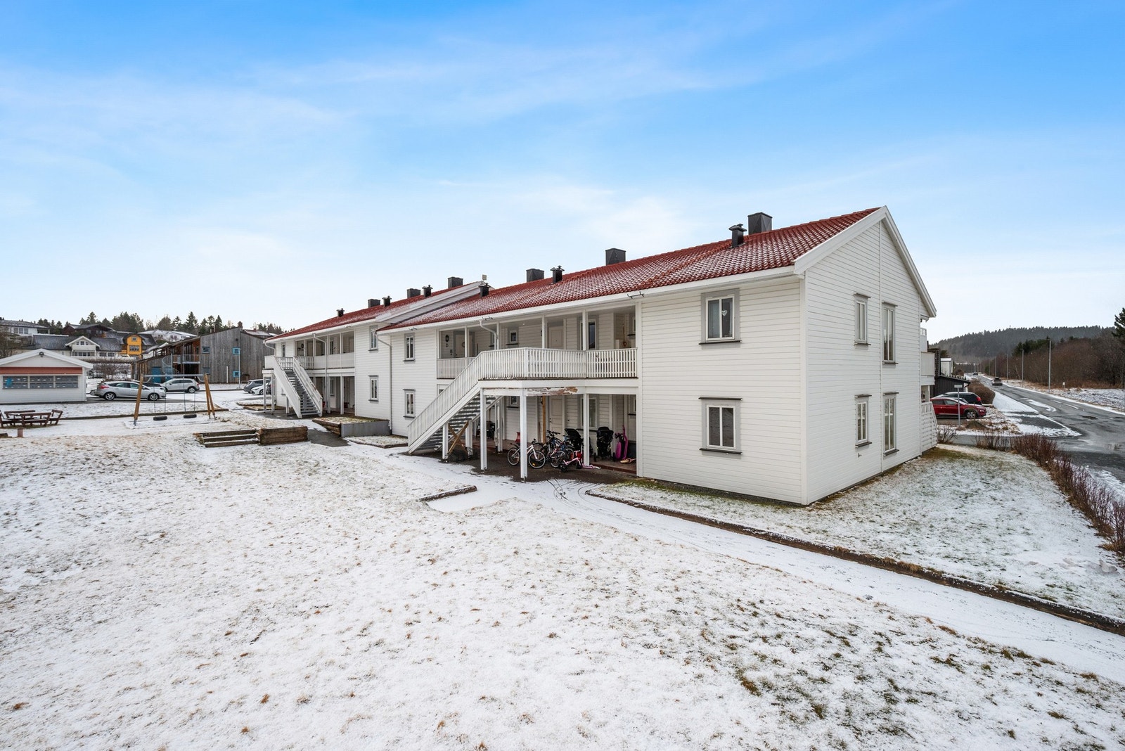 Leiligheten ligger midt på Gimse med gangavstand til skole, barnehage og kollektive forbindelser. Galleribilde