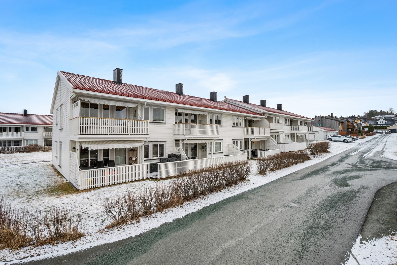 Eiendommen ligger i blindgate, skjermet for gjennomkjøring og trafikk Galleribilde