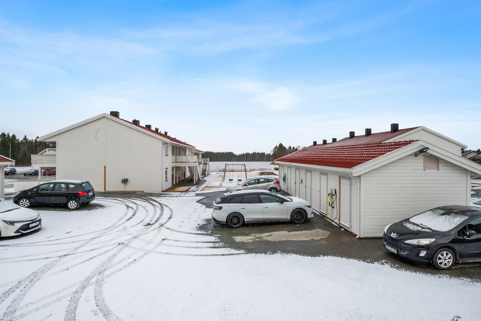 Leiligheten har fast parkeringsplass med tilhørende sportsbod. Galleribilde