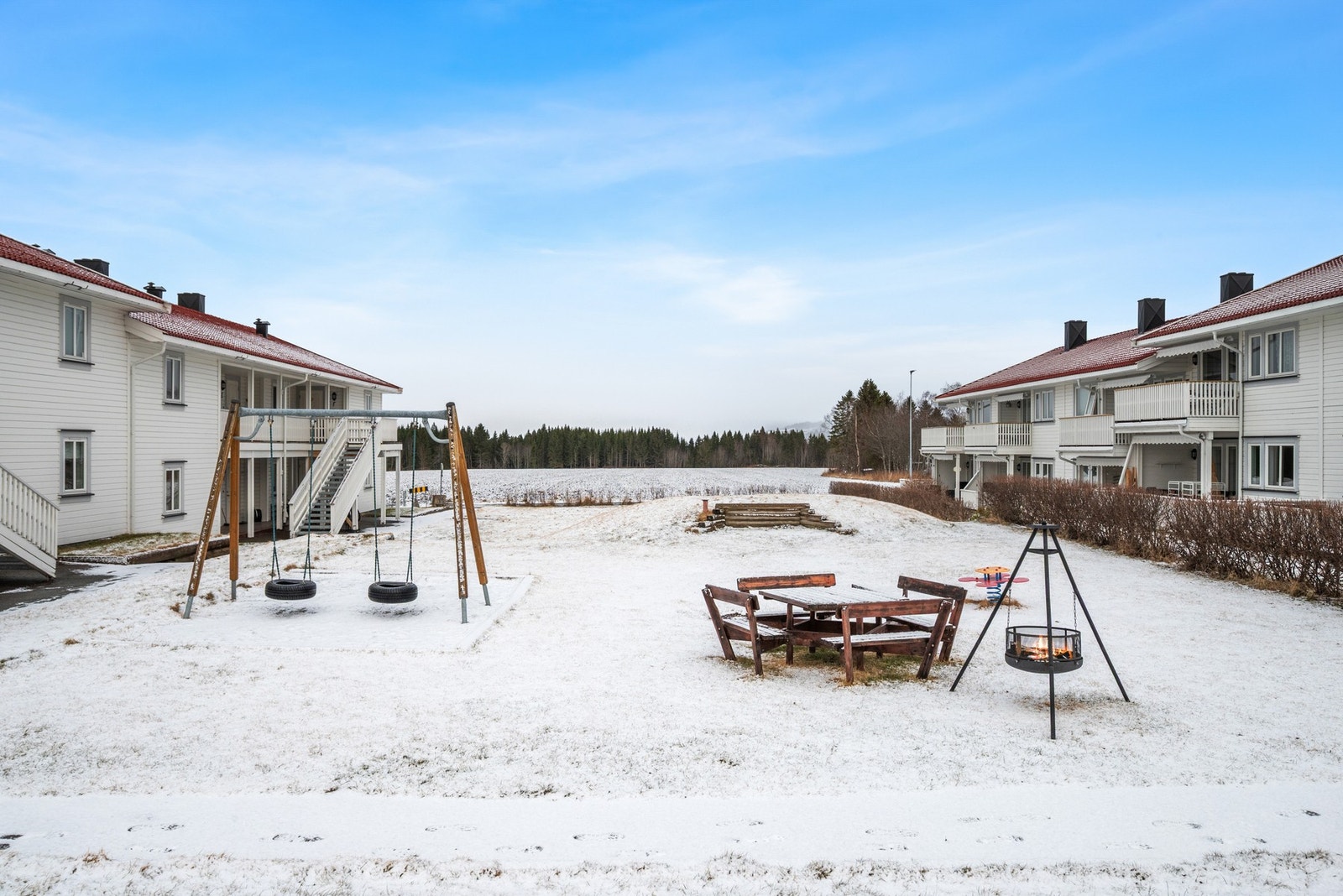 I midten av tunet er det opparbeidet et hyggelig uteområde for store og små. Galleribilde