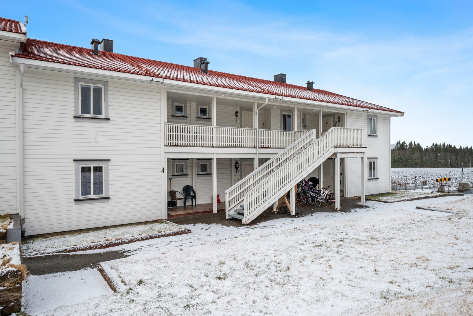 Hyggelig inngangsparti med tak og romslig svalgang. Galleribilde