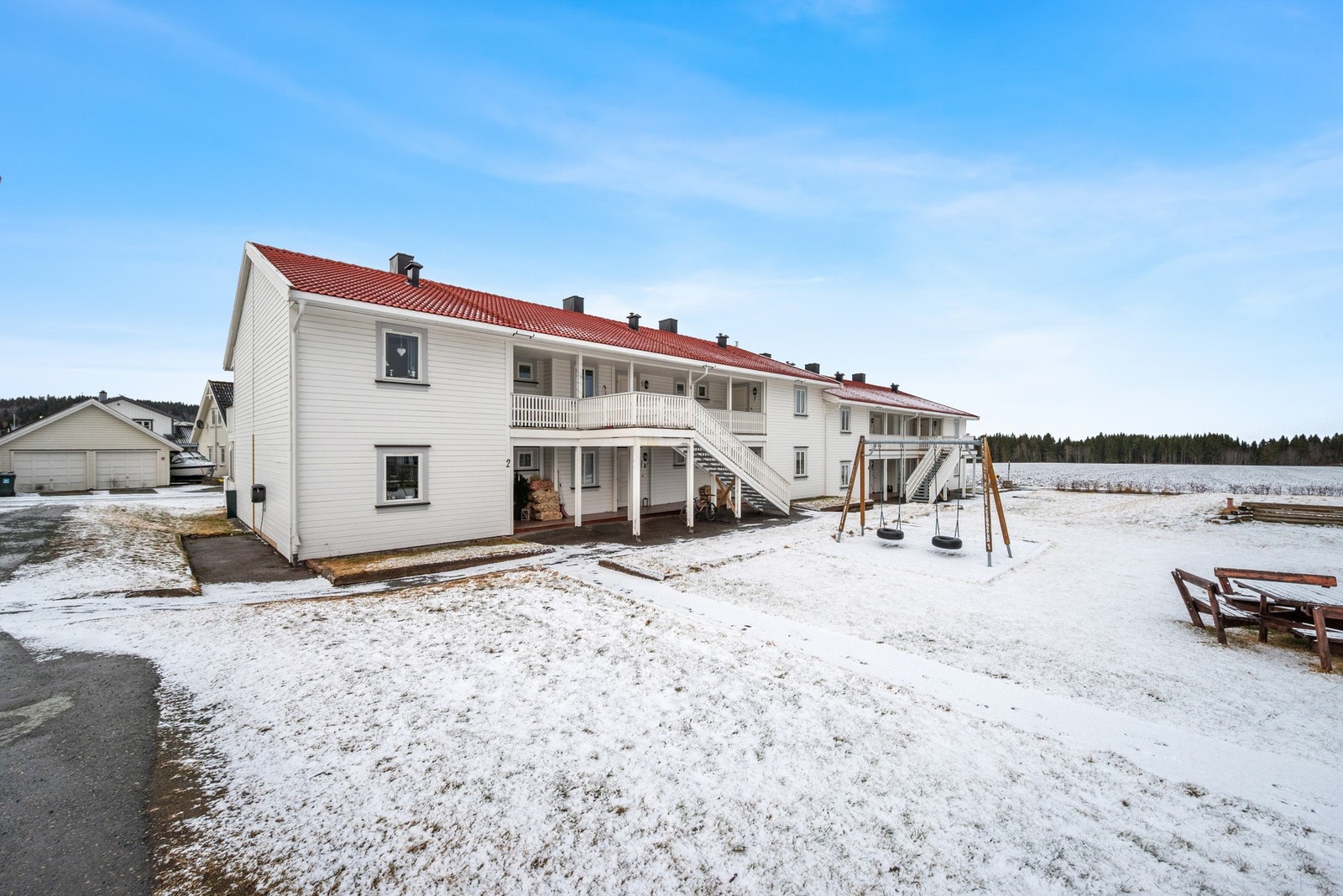 Leiligheten ligger i Brekkåsen borettslag, et veldrevet og hyggelig boliglag på Gimse. Galleribilde