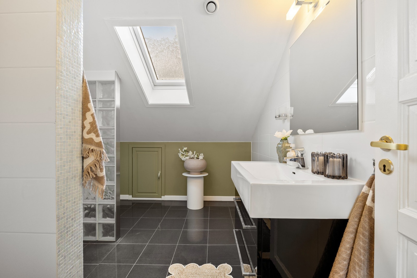 Lyst og pent bad på 4,7m². Galleribilde