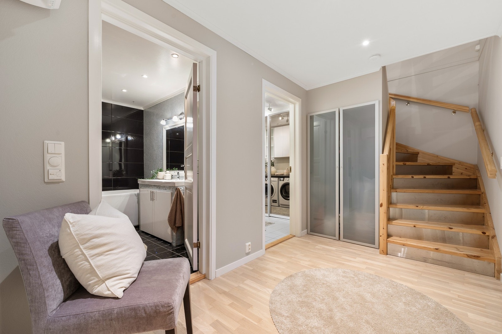 Videre i 1.etasje med to soverom, bad, vaskerom, overbygd terrasse og entré. Galleribilde