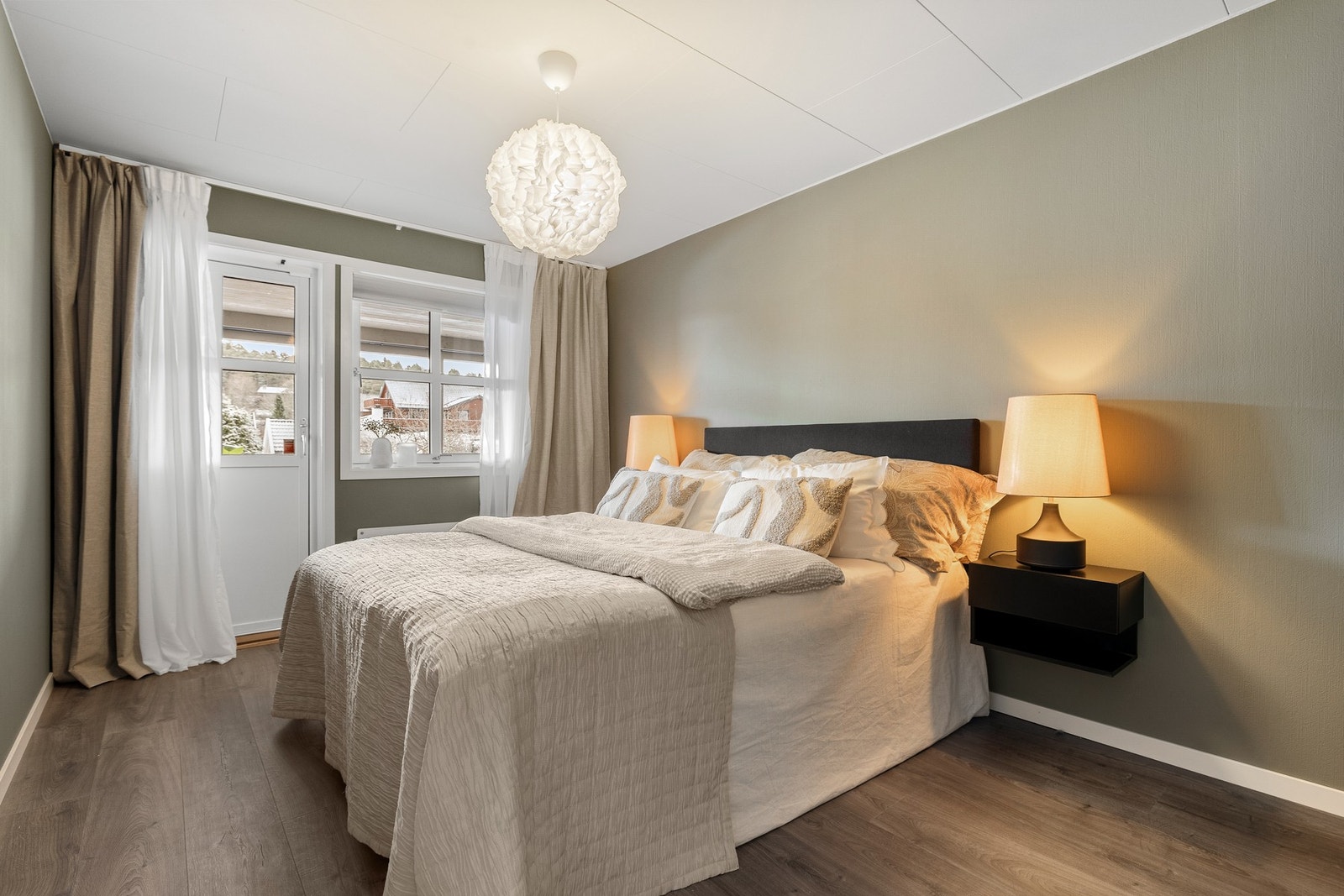 Soverom 2 er på 11,6m² og har egen utgang til en herlig overbygd terrasse. Galleribilde