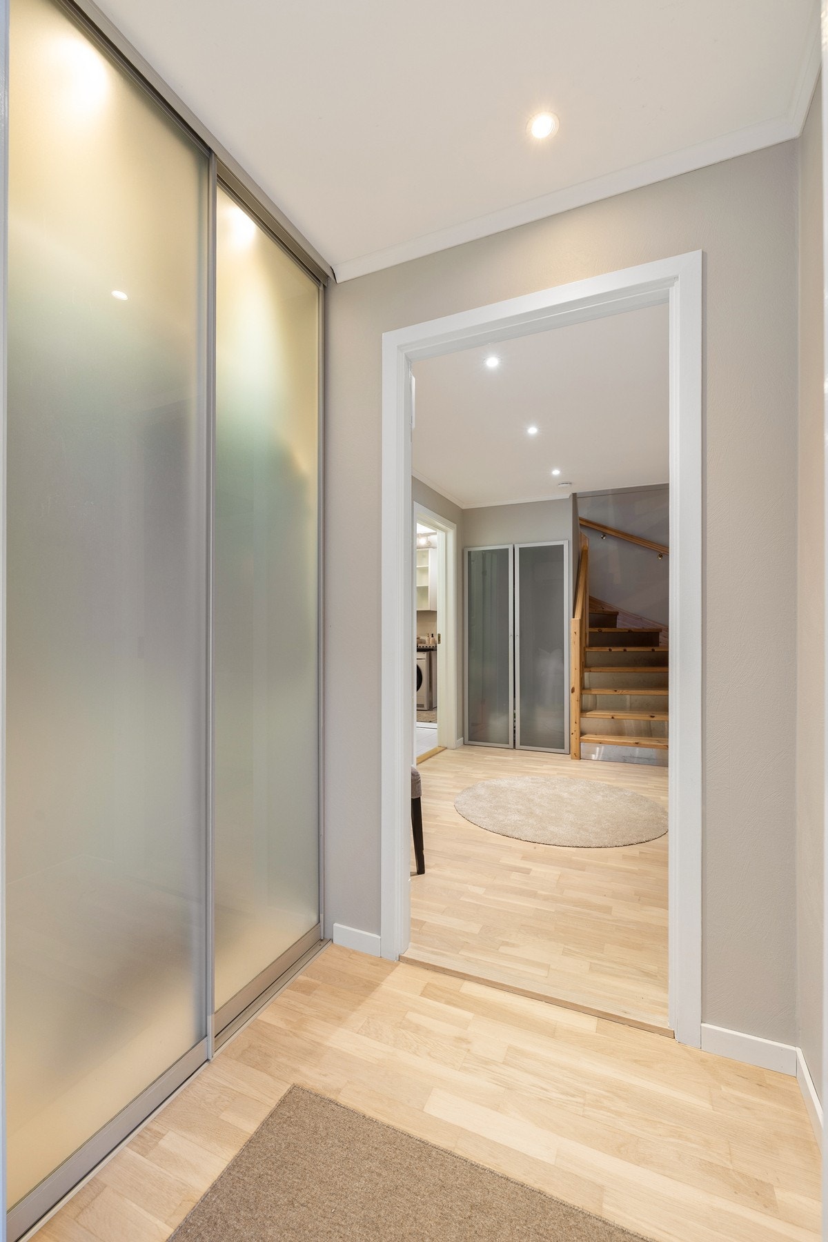 Lys og innbydene entré med skyvedørsgarderobe. Galleribilde