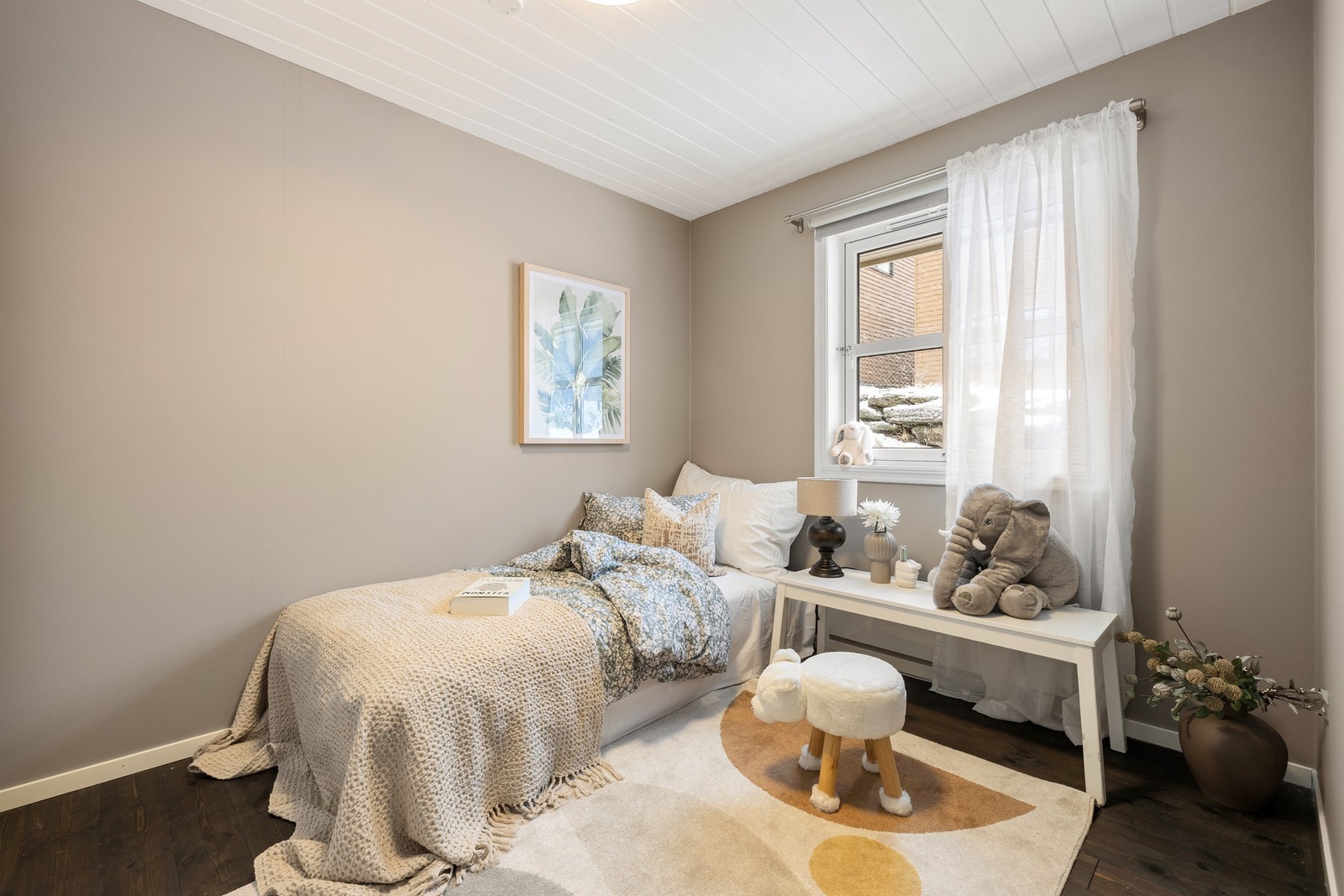 Romslig soverom på 8,4m² med god plass til ønsket soveromsmøblement. Galleribilde