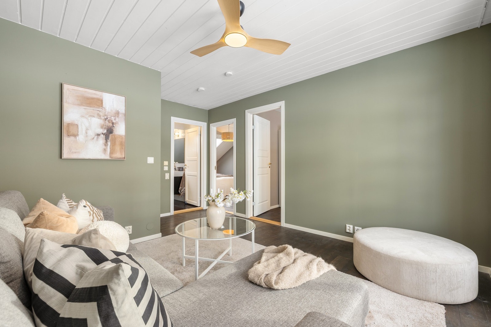 Videre i 3.etasjen har du en loftstue på 12,6m² malt i lune og behaglige farger. Galleribilde