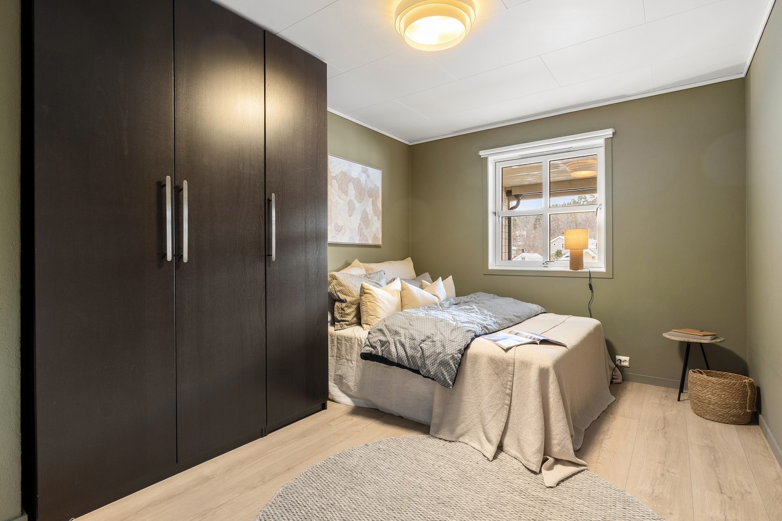 Soverom 1 er på 11,3m² med god plass til både dobbeltseng og stor garderobeløsning. Galleribilde