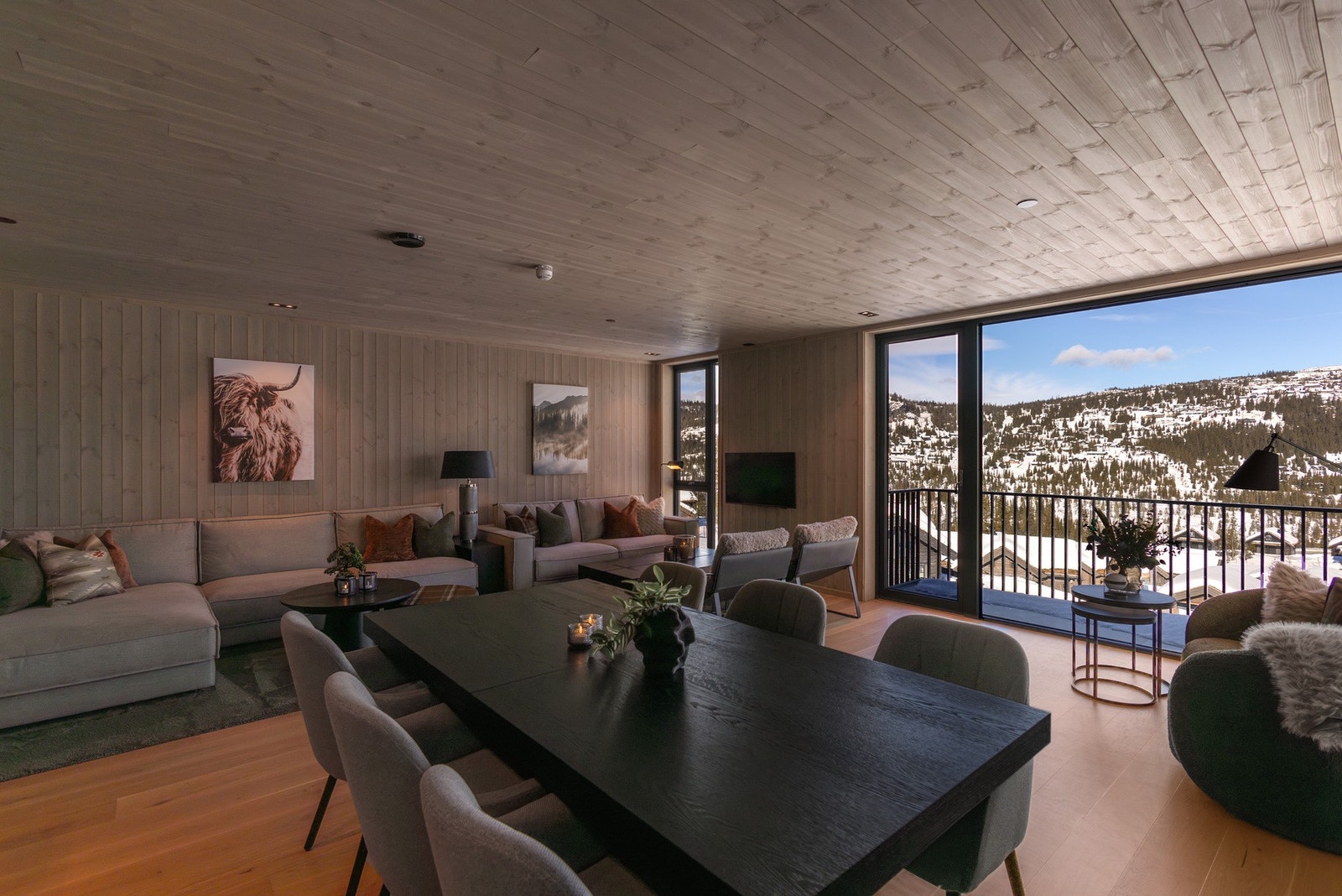 Kombinasjonen av trepanel på vegger og i himling, parkett og flislagte gulv, gir et moderne, men samtidig varmt og eksklusivt preg. Galleribilde