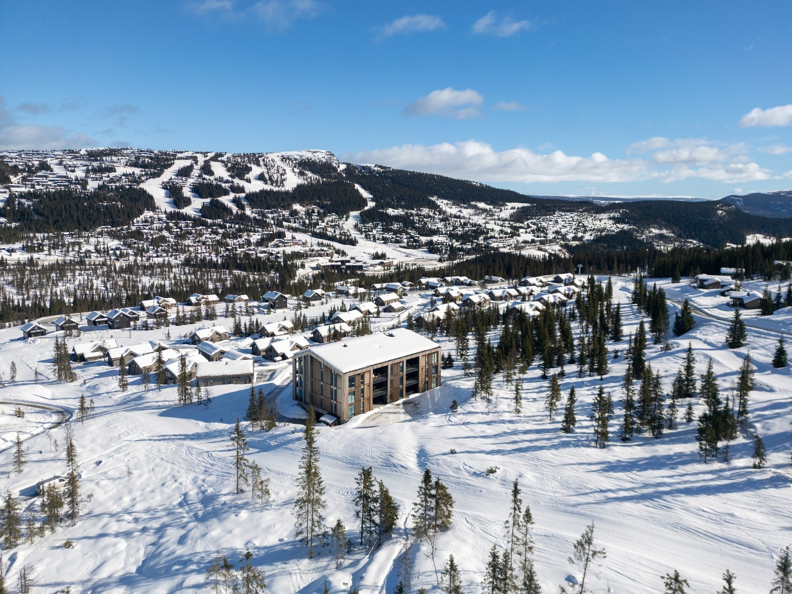 Bygget sto ferdig i 2023 og har en ettertraktet beliggenhet med 100 % ski inn/ut til både alpint og langrenn, samt flott utsikt mot Kvitfjell Vest. Galleribilde