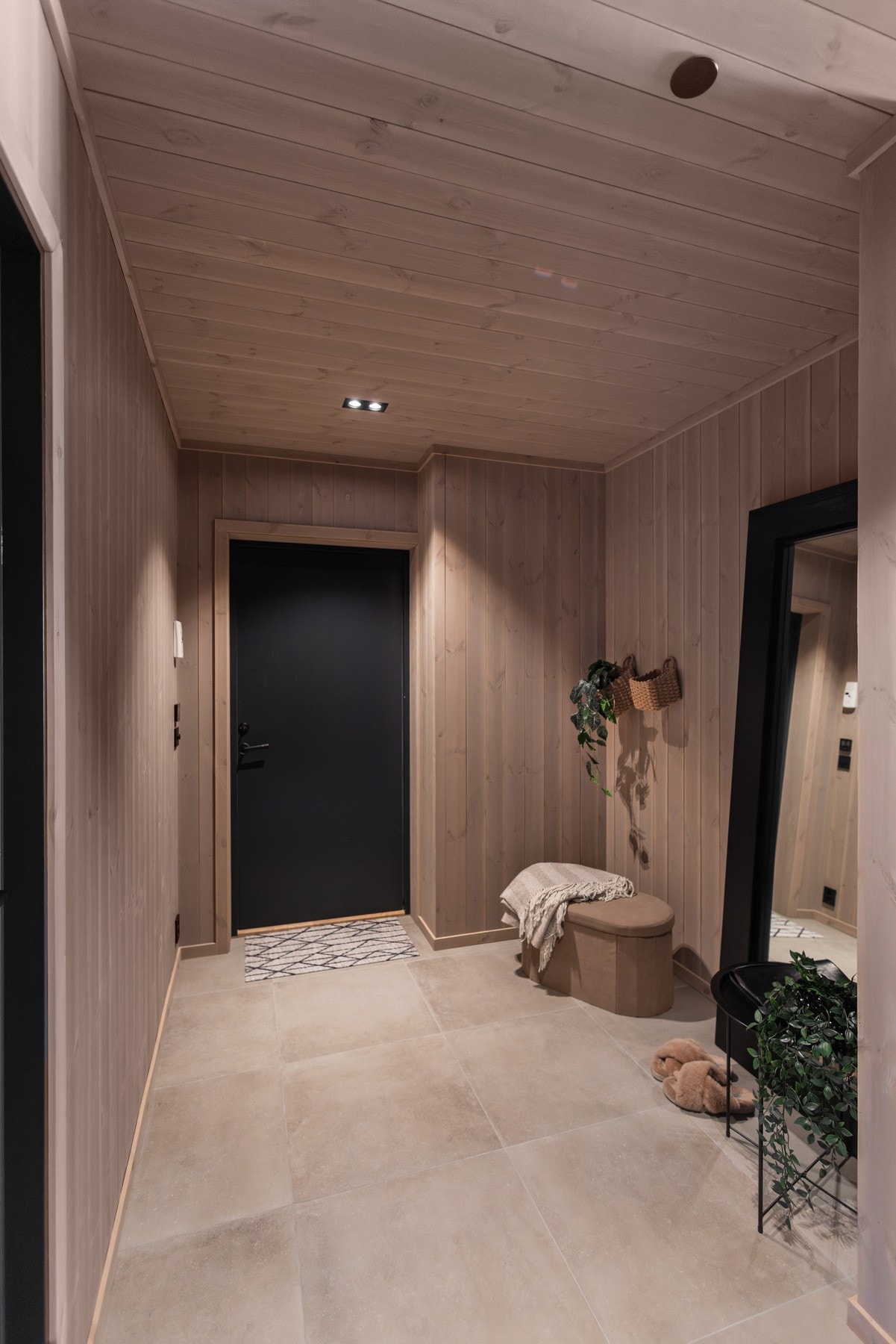 Du ønskes velkommen inn i en lys og innbydende entré med flislagt gulv og behagelig vannbåren gulvvarme. Galleribilde