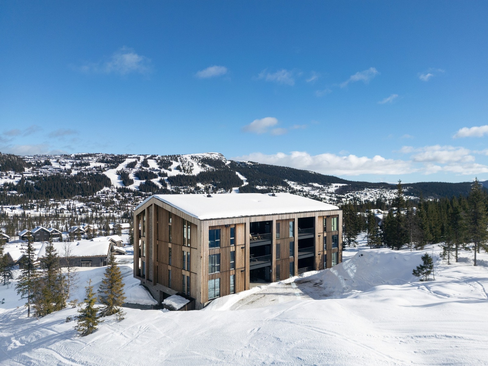 PrivatMegleren Lillehammer v/Pernille Enger Lunn presenterer en unik mulighet på Varden i Kvitfjell - Vesper - det eneste leilighetskomplekset i området! Galleribilde