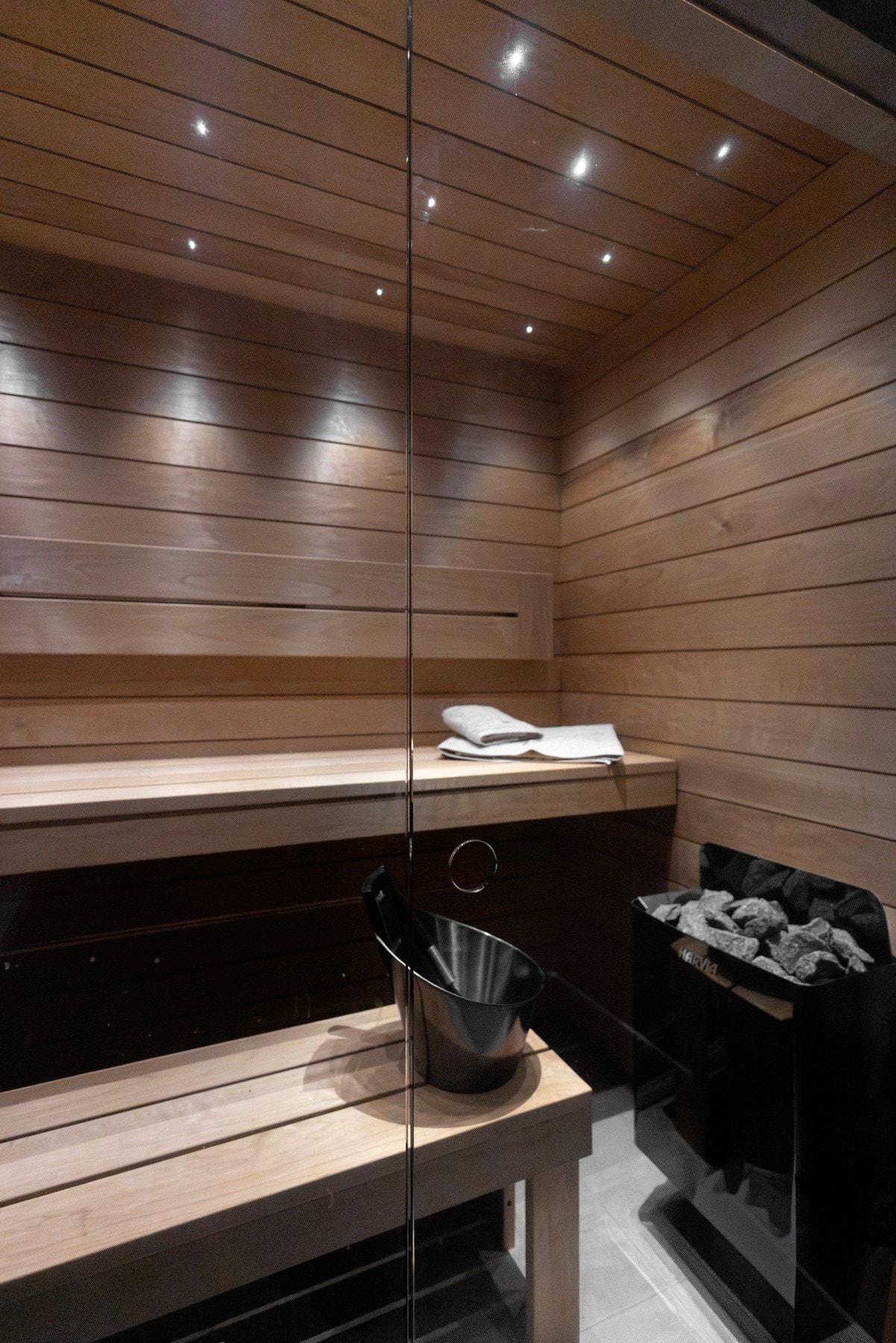 Innbydende badstue med elektrisk ovn - perfekt for avslapning etter en aktiv dag. Galleribilde