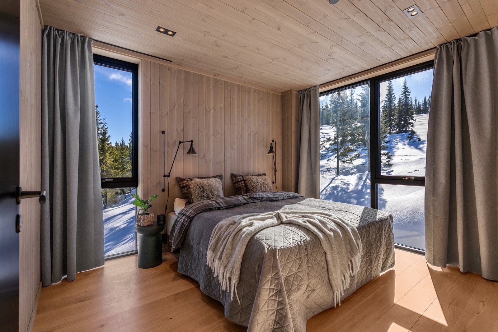 Leiligheten har fire gode soverom, alle med parkett på gulv og trepanel på vegger og i himling, som viderefører den helhetlige og lune stilen. Galleribilde