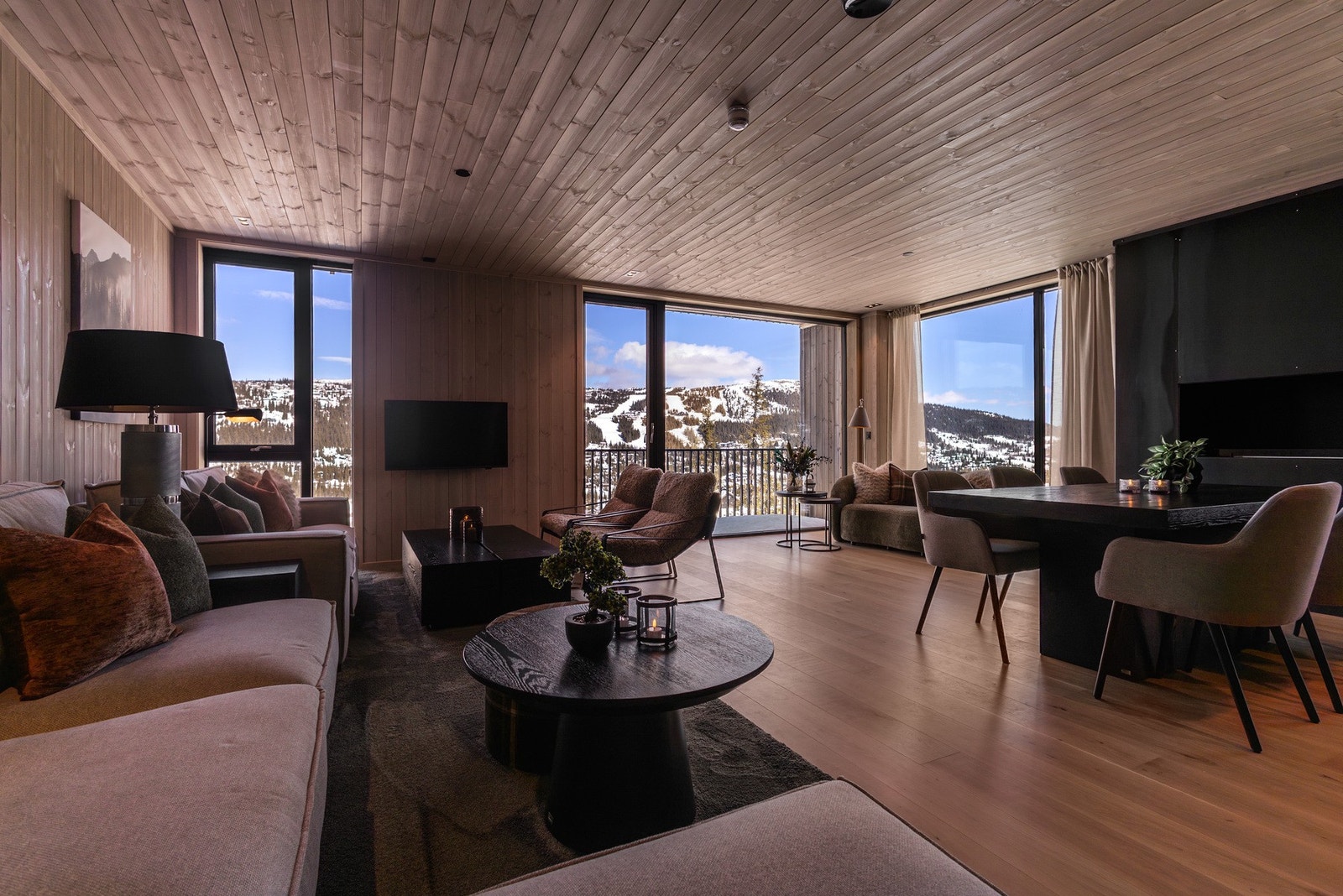 Leilighetens naturlige samlingspunkt er den åpne stue- og kjøkkenløsningen, som imponerer med store vindusflater fra gulv til tak, og som gir rikelig med lys og flott utsikt mot omgivelsene. Galleribilde