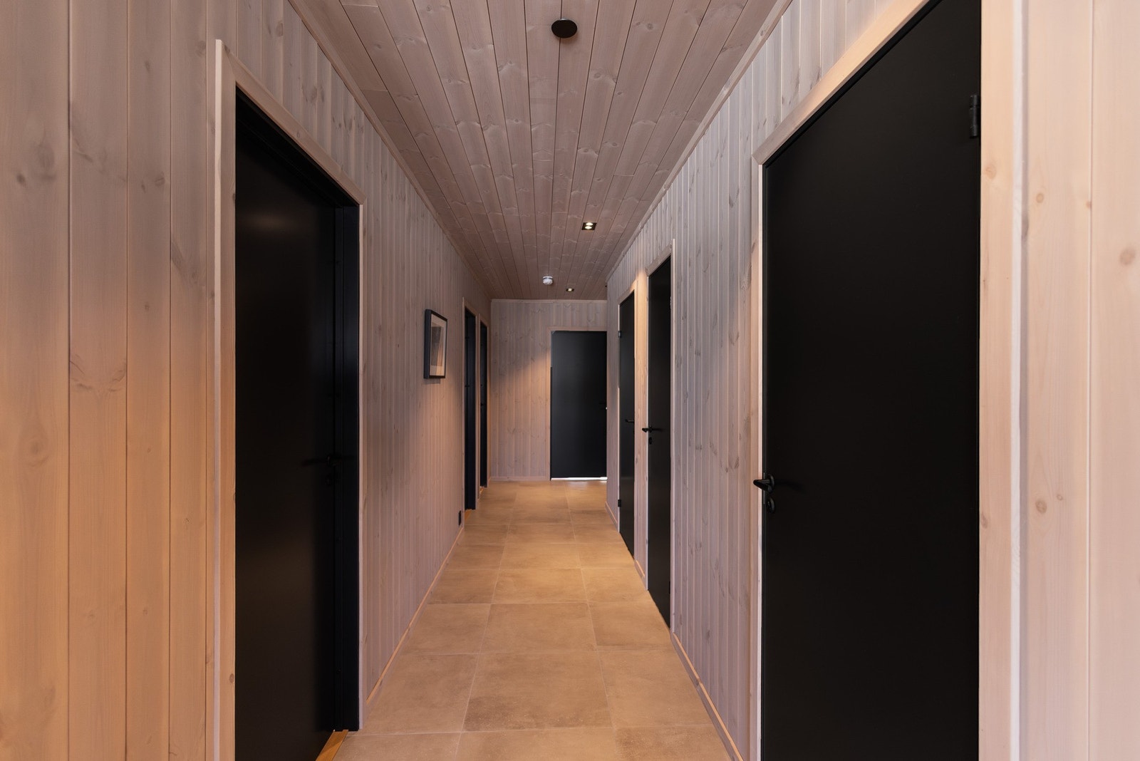 Herfra er det adkomst til alle rom, noe som gir en praktisk og funksjonell planløsning. Galleribilde