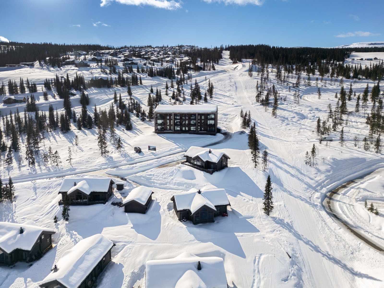 Her kan du spenne på deg skiene rett utenfor døren og gli direkte ut i bakken, med et variert tilbud fordelt over tre dalsider som passer både nybegynnere og erfarne alpinister. Galleribilde