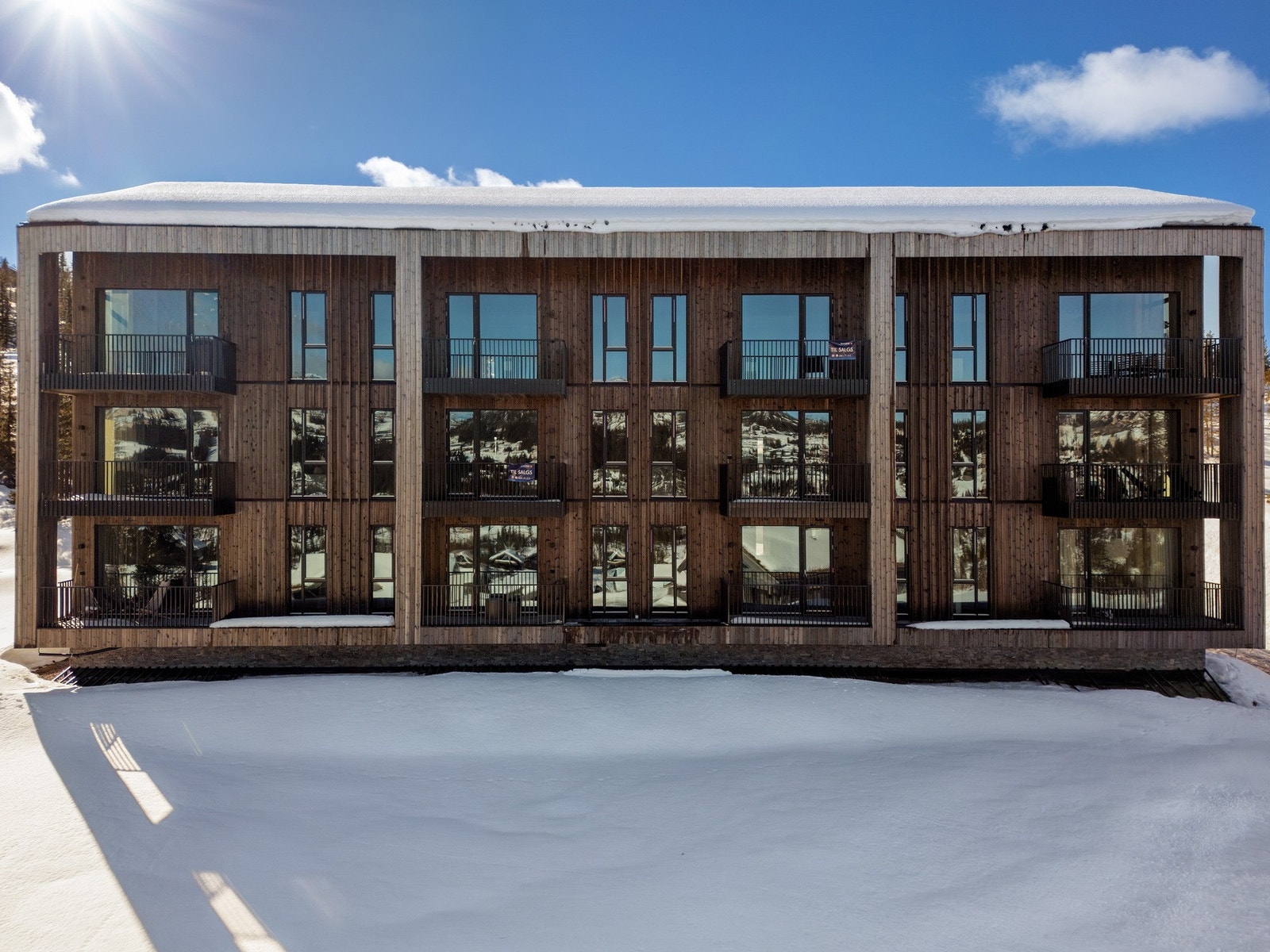 Leiligheten ligger i 2. etasje til venstre i bildet. Galleribilde