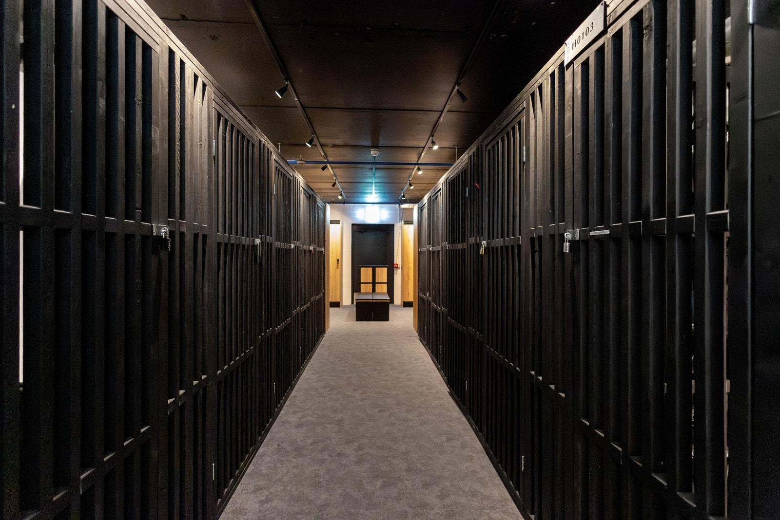 Leiligheten har også svært gode oppbevarings- og fasilitetsløsninger, med to låsbare varme-/tørkeskap og egen bod i felles skistall, samt parkeringsplass i felles garasjekjeller. Galleribilde