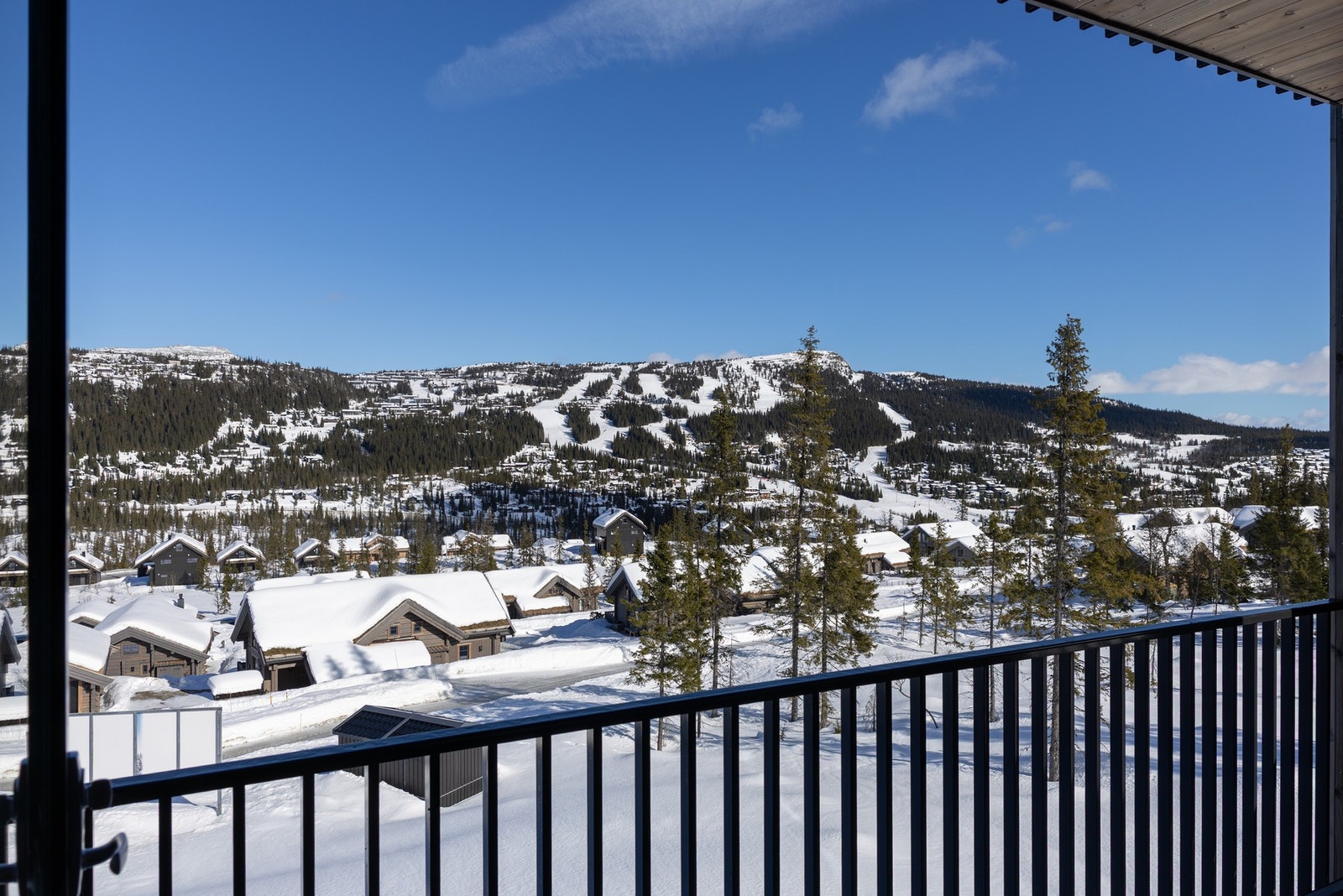 Fra stue/kjøkken er det utgang til en herlig balkong. Galleribilde