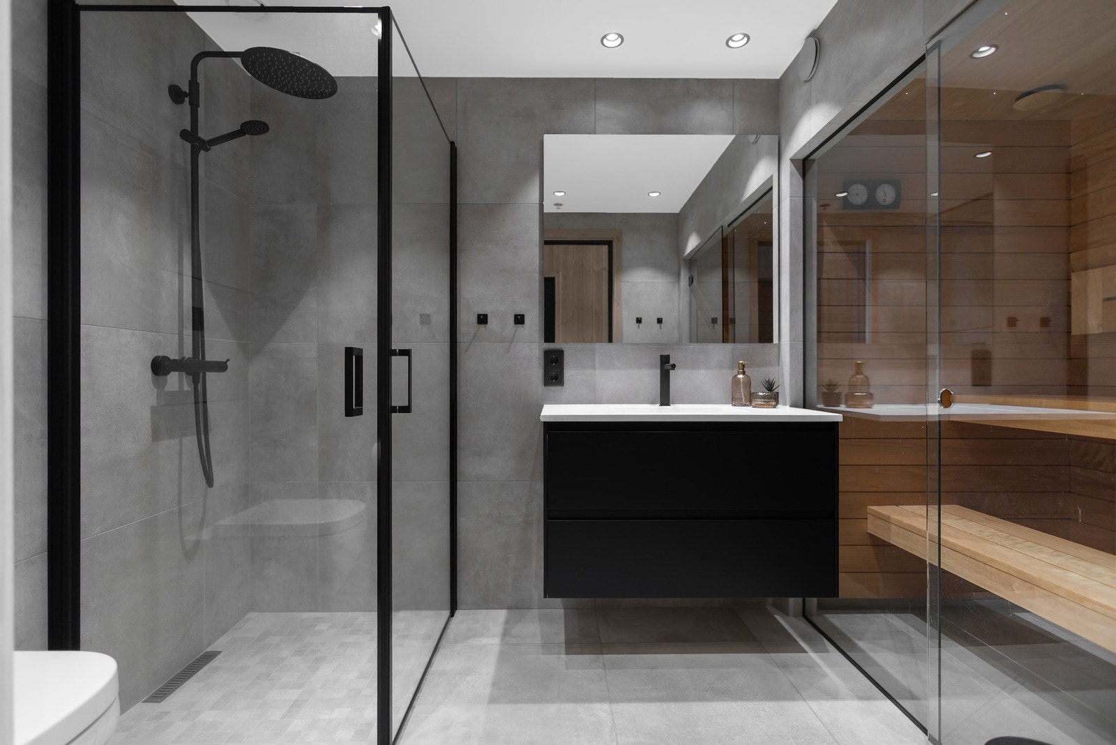 Leiligheten har to delikate bad med flislagte overflater, gulvvarme og moderne innredning med vegghengt toalett, servant i kompositt og dusjløsninger med glassvegger. Dette badet har også badstue. Galleribilde