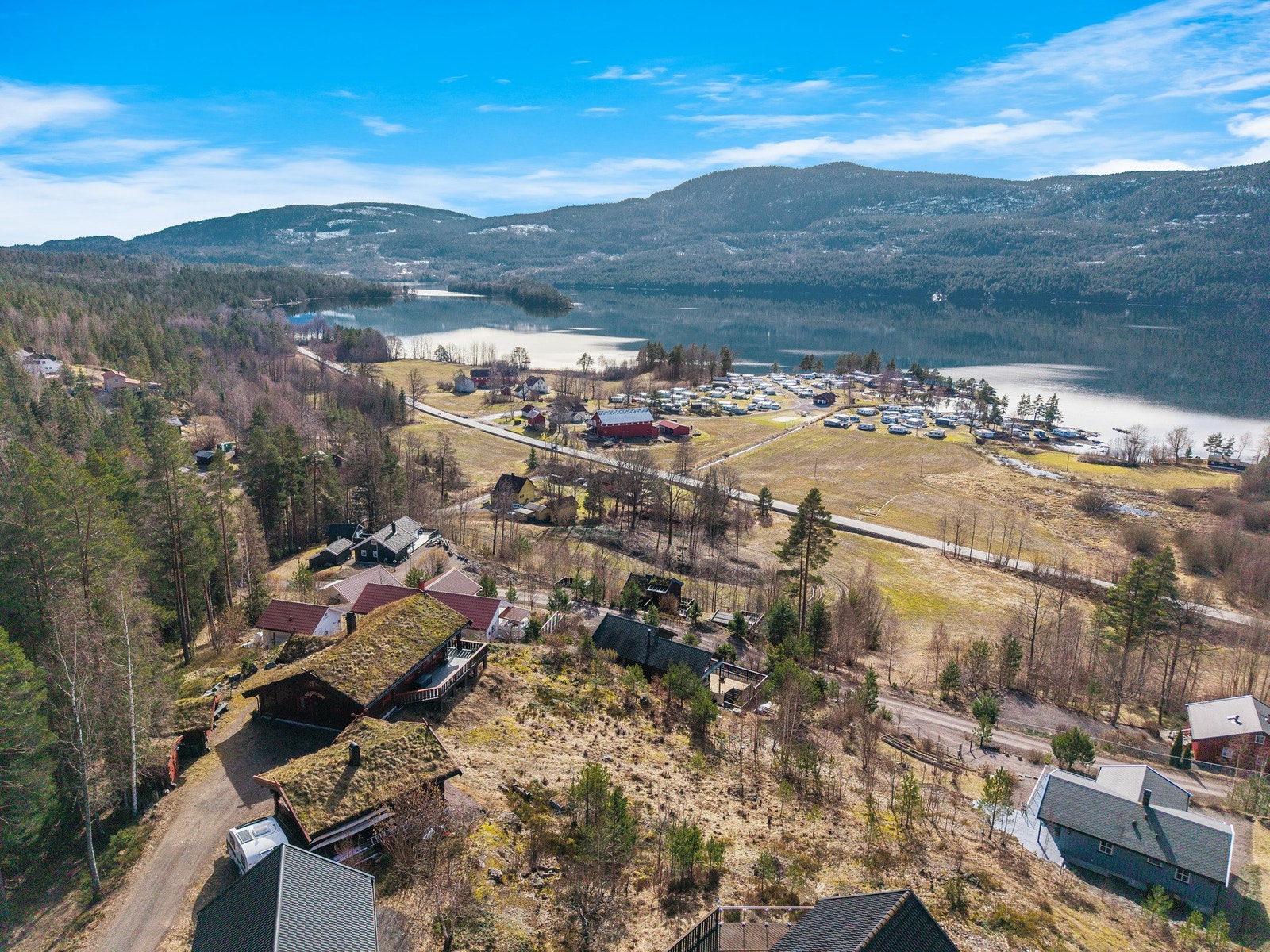 Romslig selveiertomt på over 1,3 mål. Galleribilde