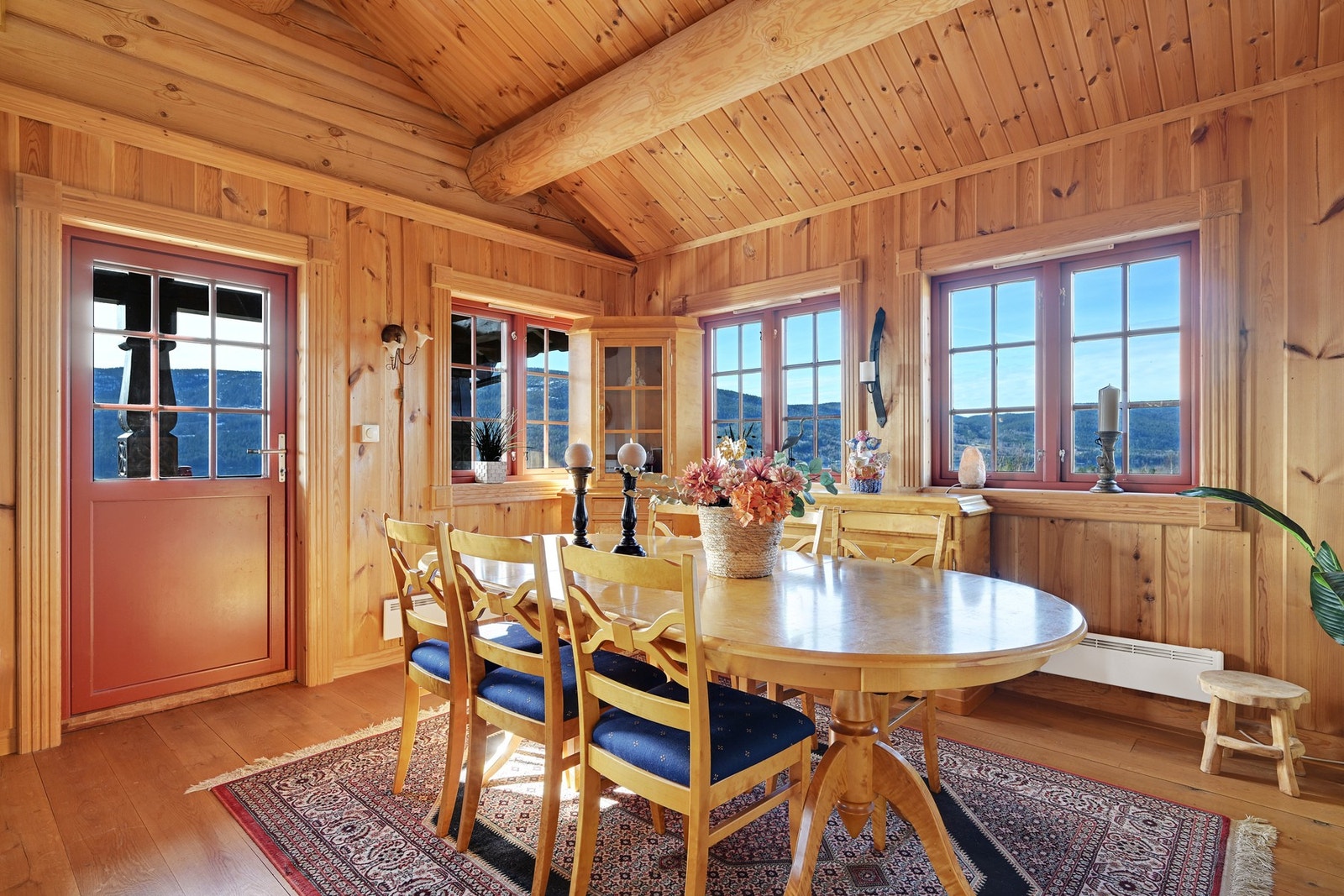 I stuen er det god plass til både sofagruppe og spisebord - et fint sted for hyggelige samlinger. Galleribilde