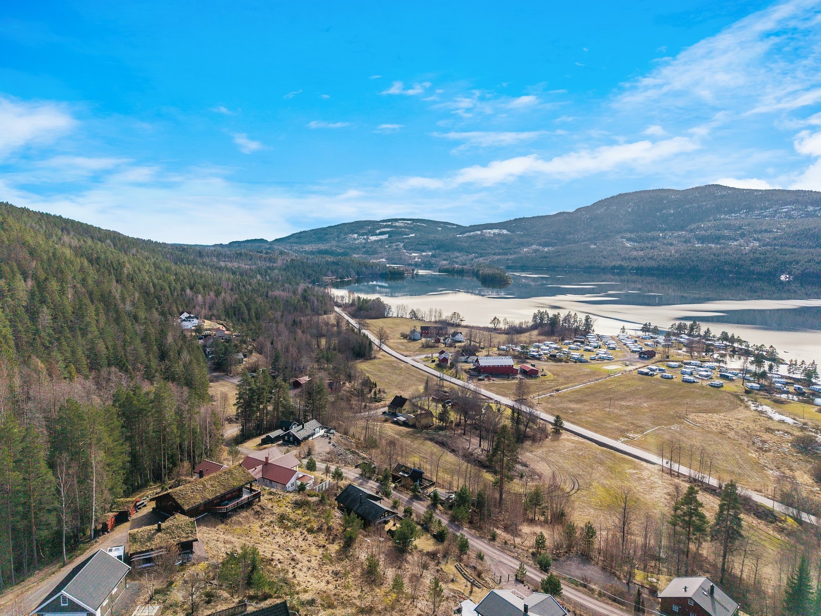 Kort vei ned til vannet med fine rekreasjonsmuligheter - perfekt for både sommer- og friluftsliv. Galleribilde