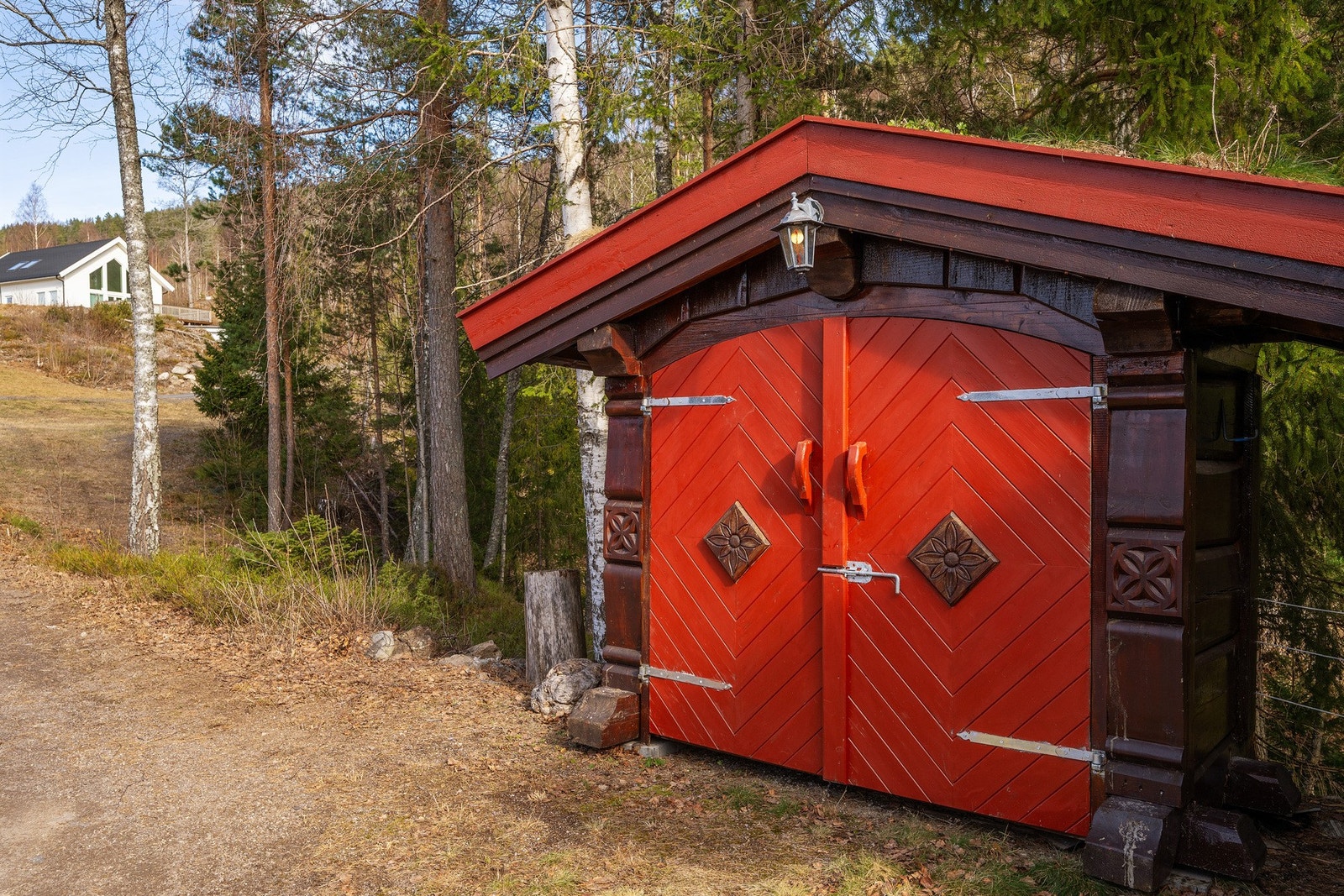 Sjarmerende bod med flotte utskjæringer og tradisjonelle detaljer - både praktisk og dekorativt. Galleribilde