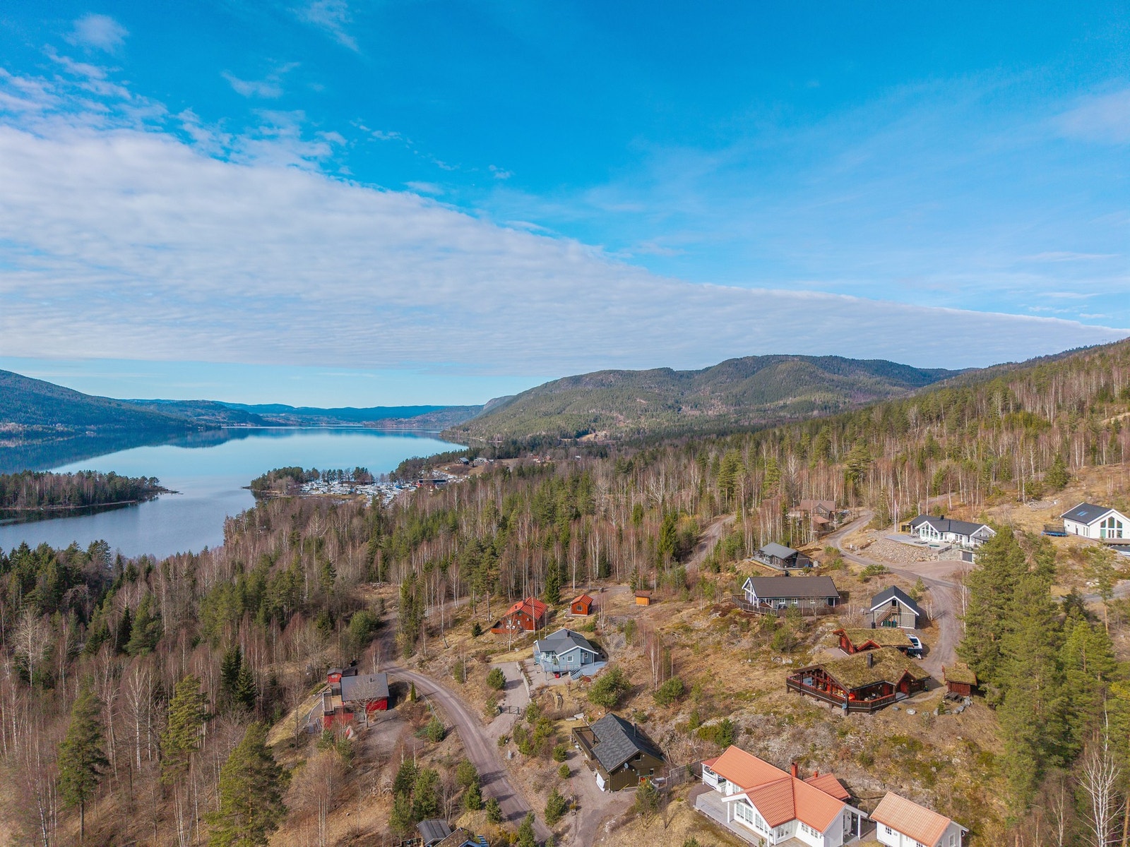 Panoramautsikt over vakker natur og omkringliggende hyttefelt - her får du virkelig følelsen av ro og luft rundt deg Galleribilde