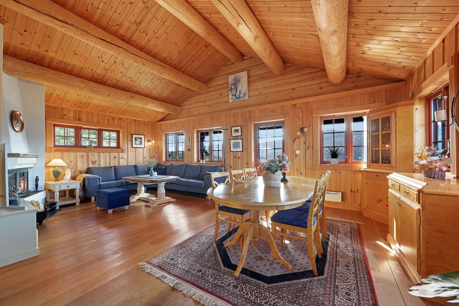 Fritidsboligens naturlige samlingspunkt er den store og flotte stuen. Galleribilde