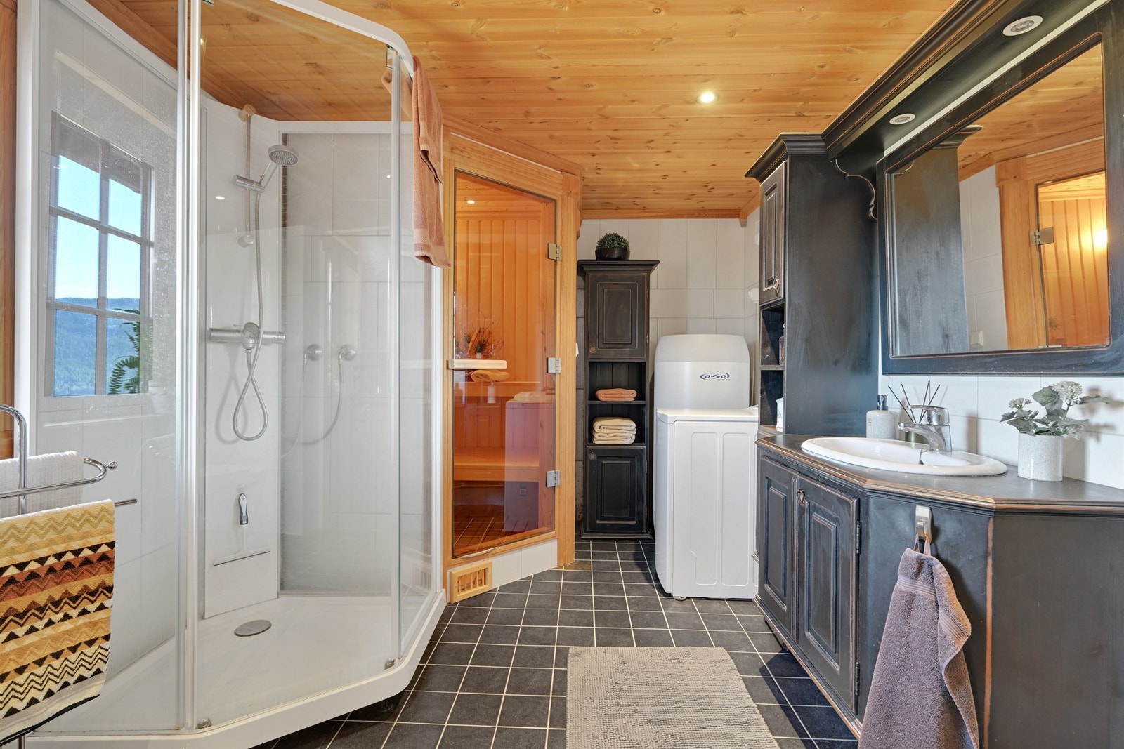 Romslig bad med gulvvarme og badstue som gir en ekstra følelse av velvære og hyttekos. Galleribilde