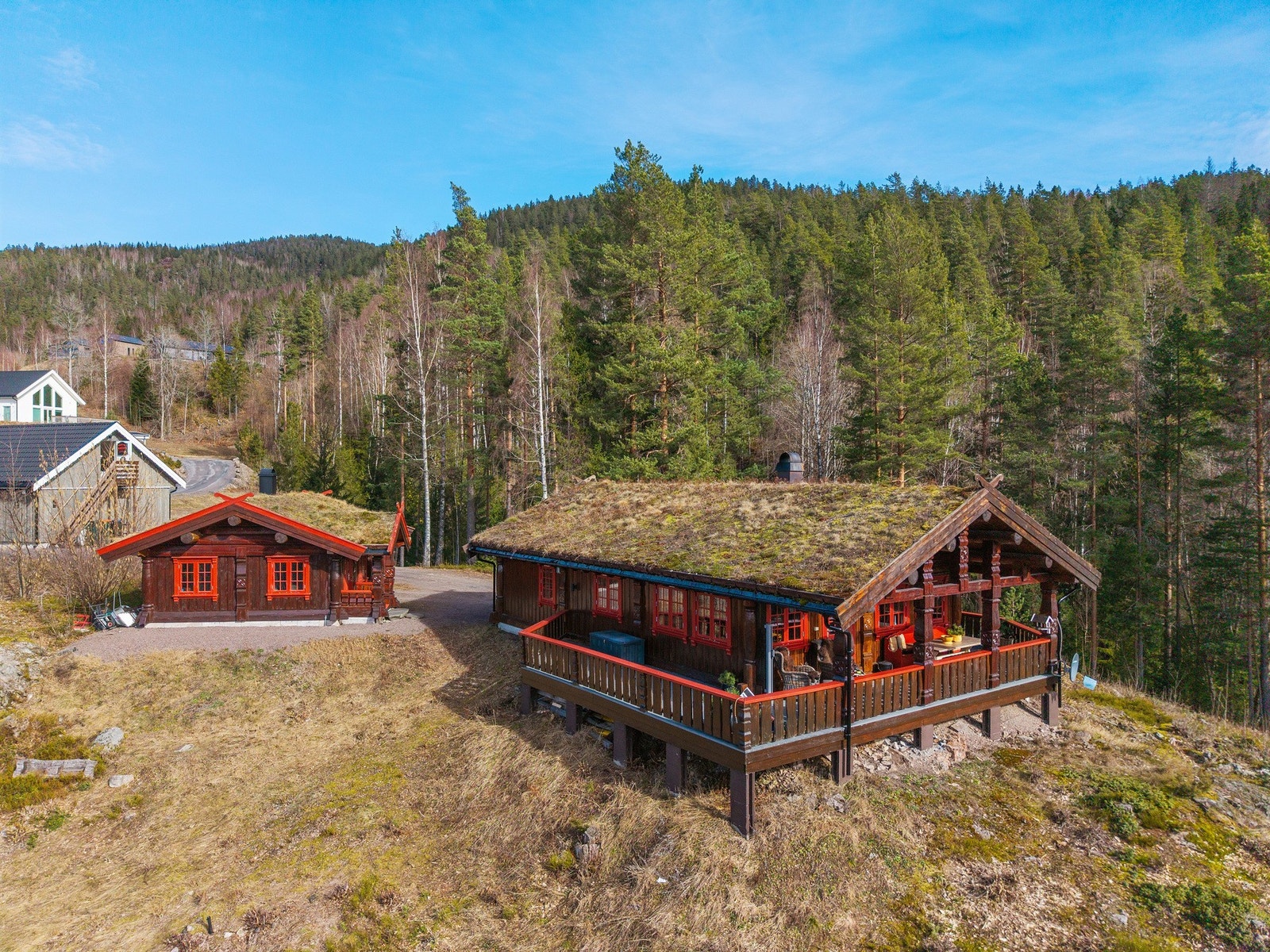 Koselig fritidseiendom med hytte, anneks med carport og stor selveiertomt på 1,3 mål Galleribilde
