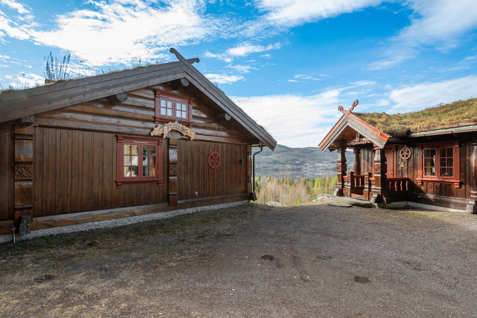 Fritidseiendommen består av både hytte og anneks med carport. Galleribilde