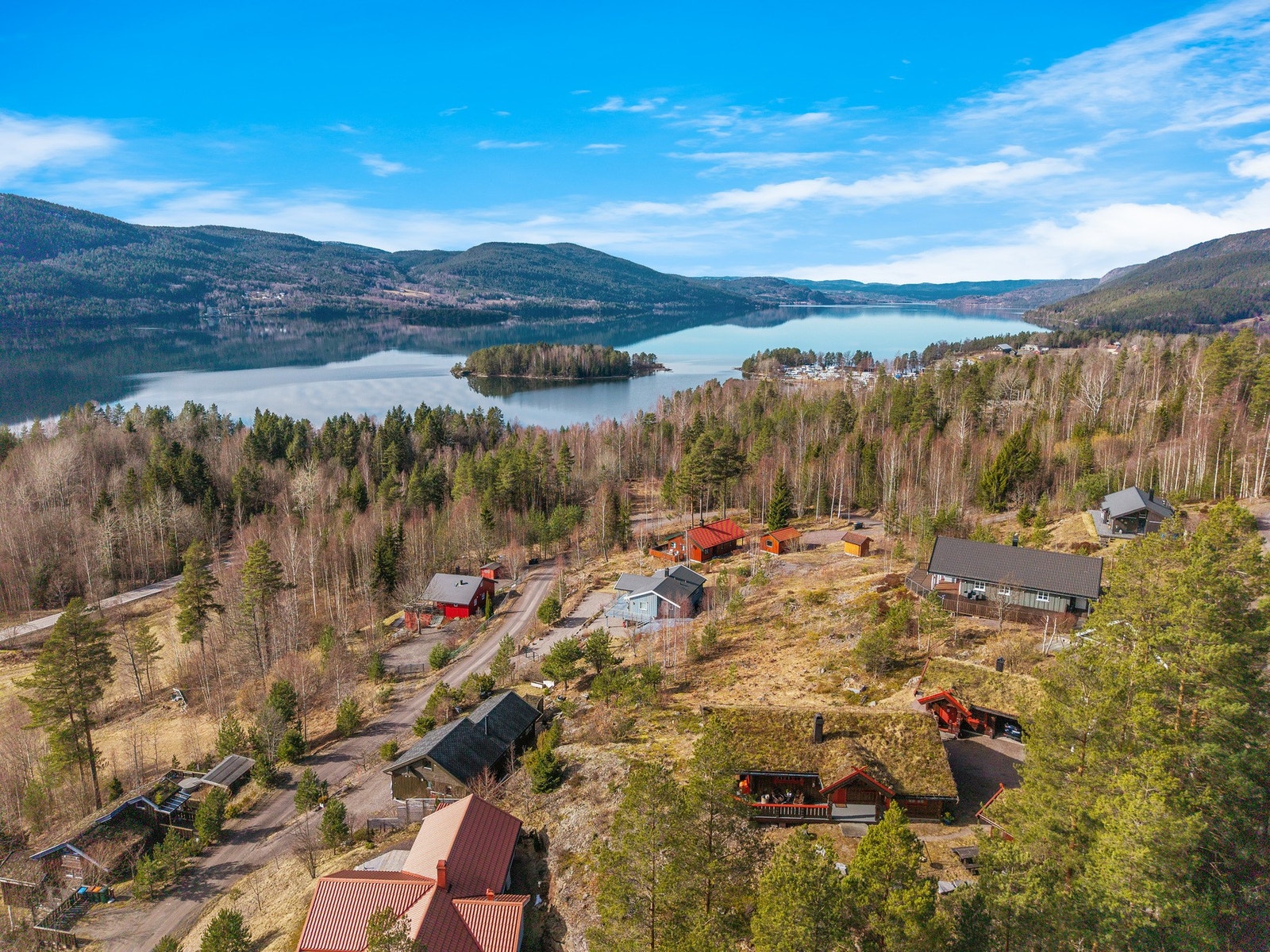 Praktiske kvaliteter som vann og avløp tilknyttet privat anlegg i området, og det er lagt klart for fiber inn til tomten. Galleribilde