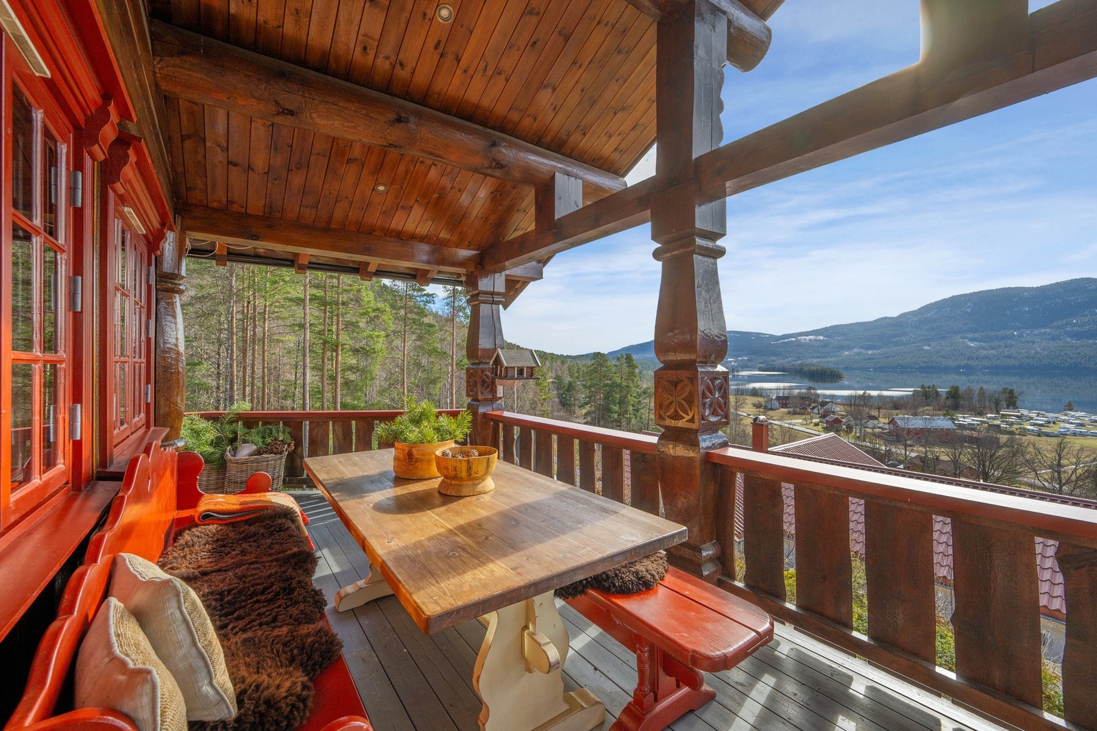 Åpen og luftig uteplass med panoramautsikt - her kan naturen virkelig nytes. Galleribilde